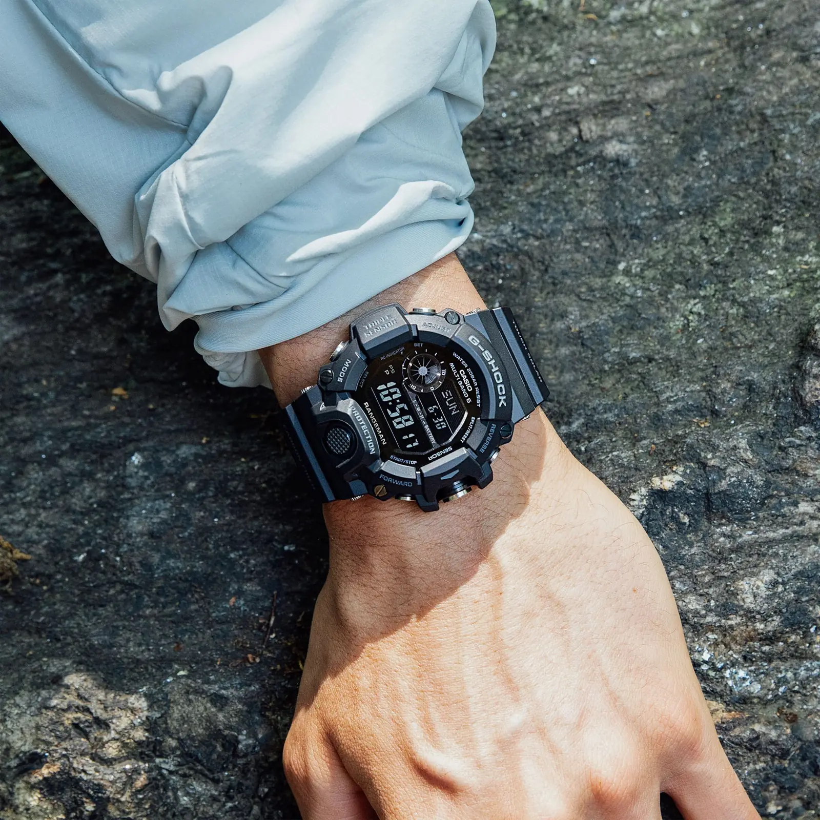 Die Schriftzüge und Anzeigen auf dem schwarzen Gehäuse und Zifferblatt der Armbanduhr GW-9400-1BER sind Weiß hervorgehoben