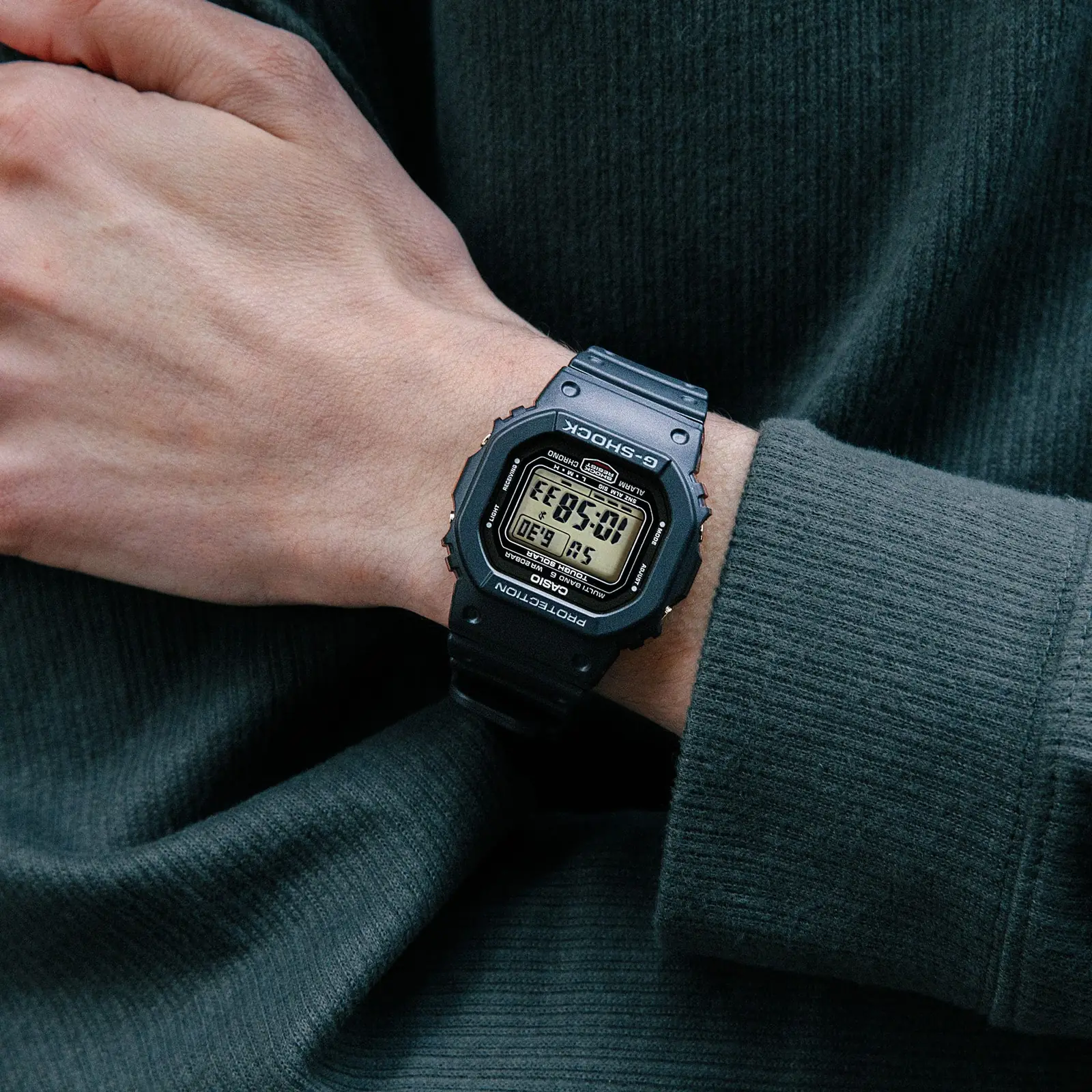 Nahaufnahme der G-SHOCK Armbanduhr GW-5000U-1 am Handgelenk einer Person.