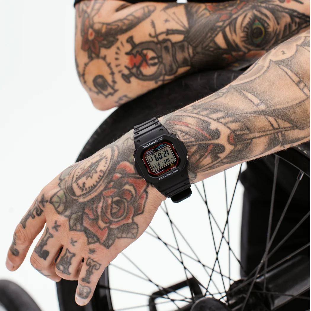 Nahaufnahme der G-SHOCK Armbanduhr GW-M5610U-1 am Handgelenk einer Person.
