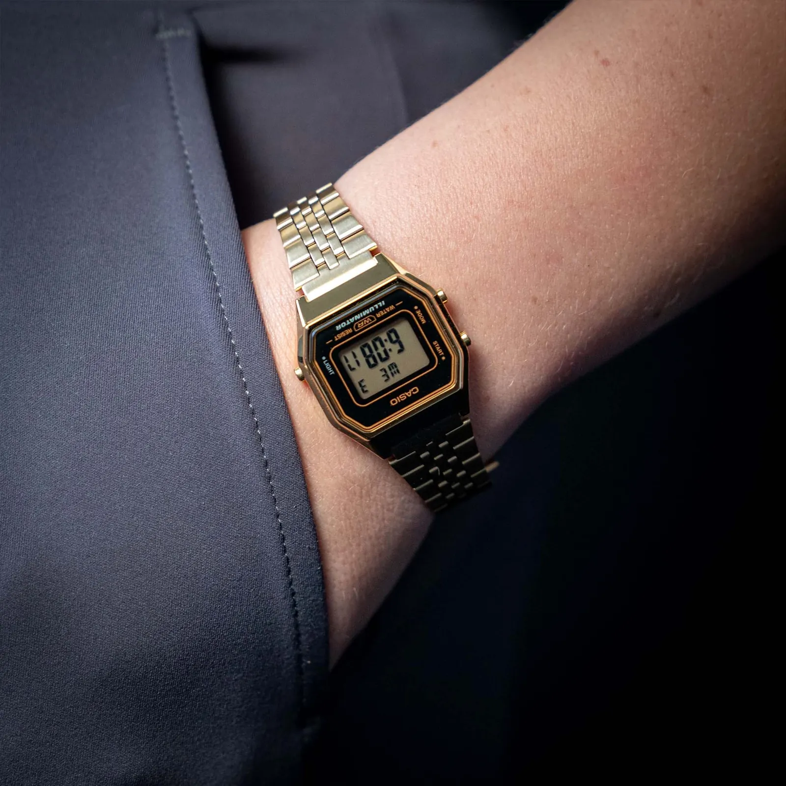 Die CASIO VINTAGE COLLECTION Armbanduhr LA680WEGA-1 am Handgelenk einer Person.