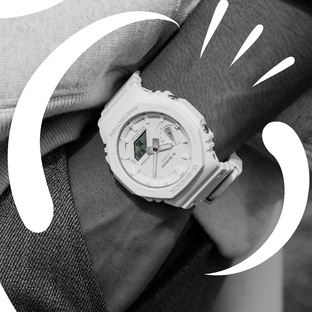 Close-Up der analog-digitalen GA-2100-7A7 Armbanduhr am Handgelenk einer Person