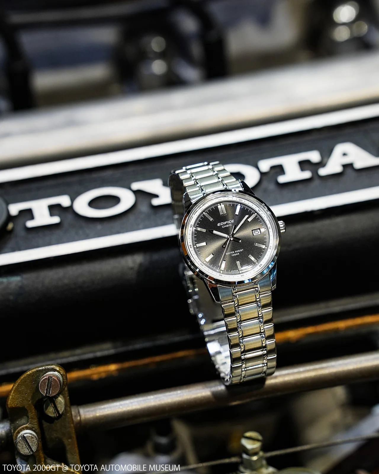 Im Hintergrund der Armbanduhr EFR-109D-1A ist der TOYOTA Schriftzug zu sehen