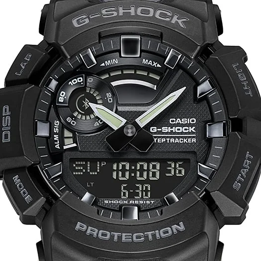 Nahaufnahme des runden, digital-analogen Zifferblatts der G-SHOCK Armbanduhr GBA-900-1A in Schwarz mit Details.