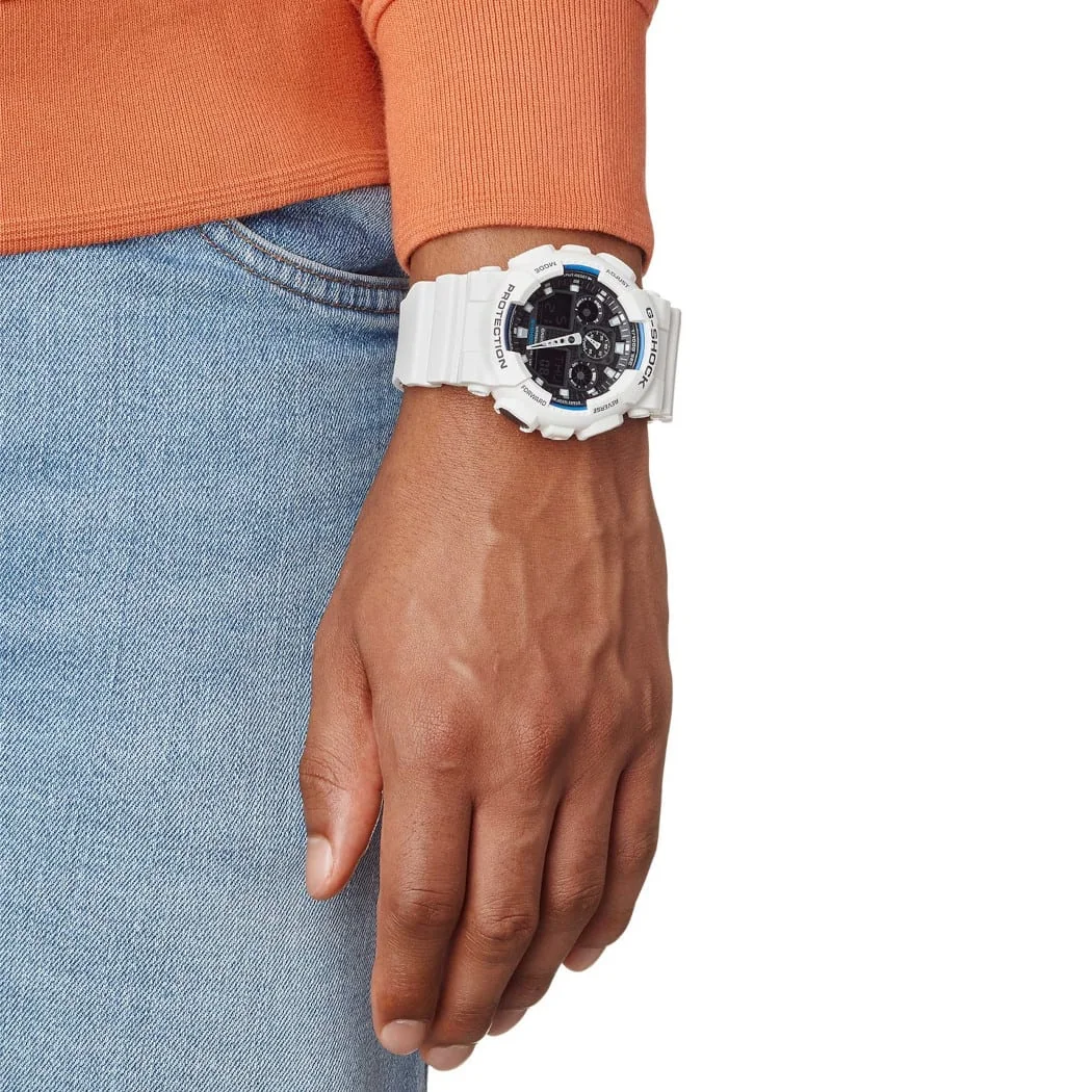 Nahaufnahme der G-SHOCK Armbanduhr GA-100B-7A am Handgelenk einer Person.