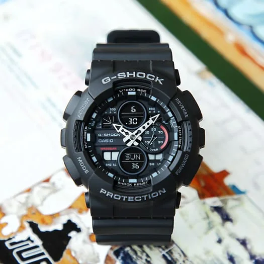 Gehäuse und Armband der G-SHOCK Armbanduhr GA-140-1A1 direkt von vorn.