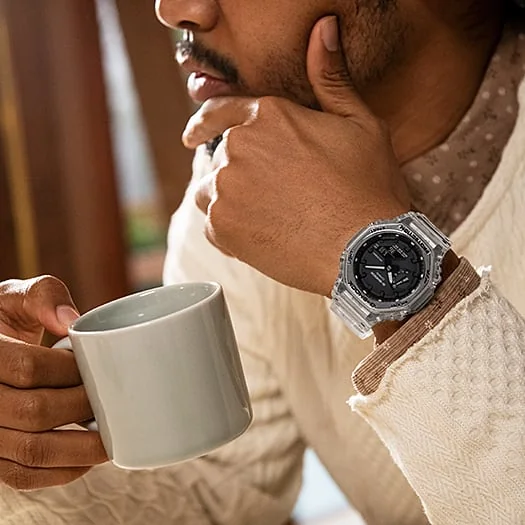 Nahaufnahme der G-SHOCK Armbanduhr GA-2100SKE-7A am Handgelenk einer Person.