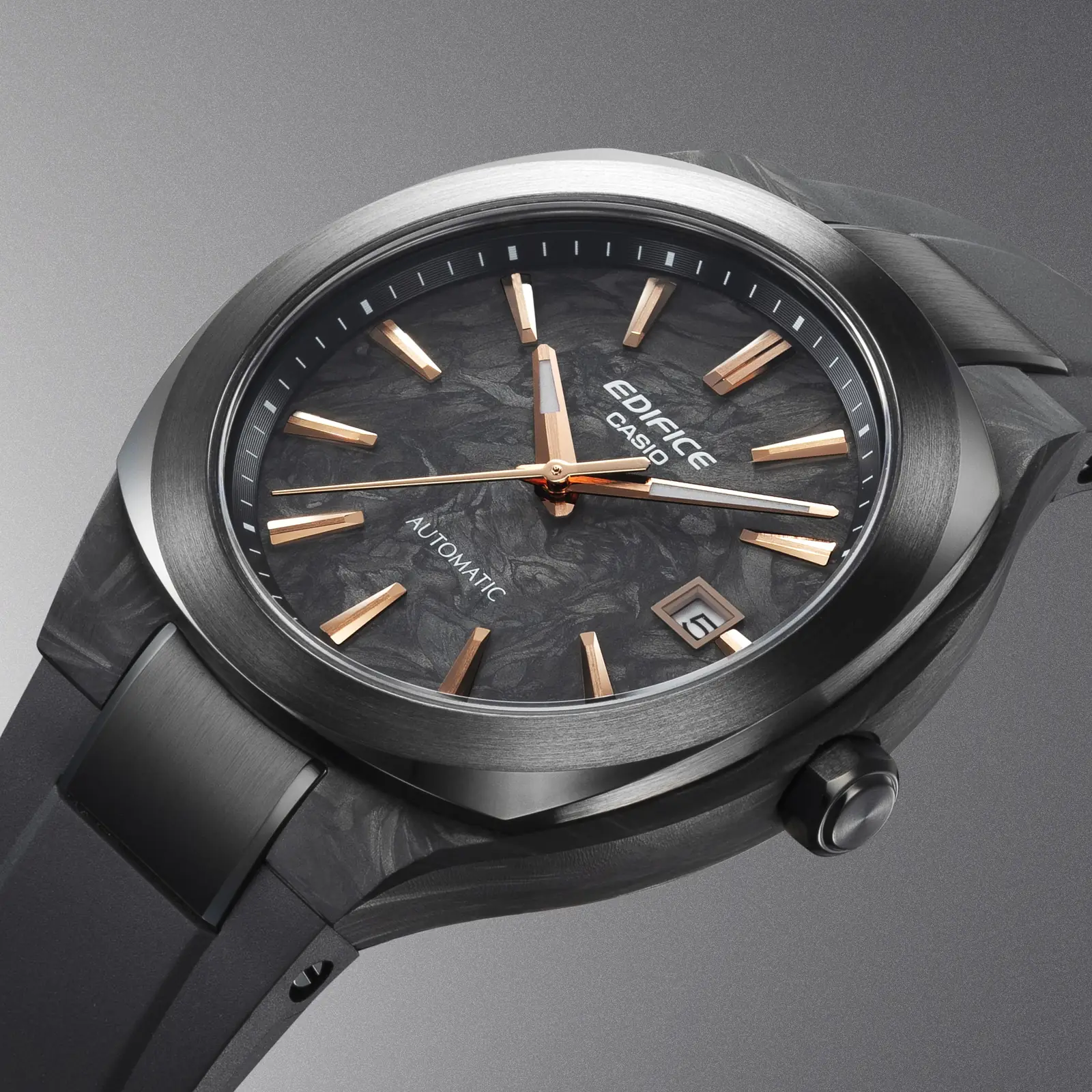 Das Zifferblatt und das Gehäuse der mechanischen Armbanduhr EFK-200XPB-1AER sind aus Carbon gefertigt