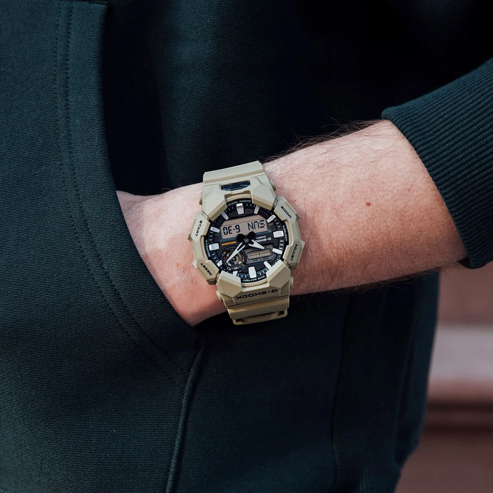 Nahaufnahme der G-SHOCK Armbanduhr GA-010-5A am Handgelenk einer Person.