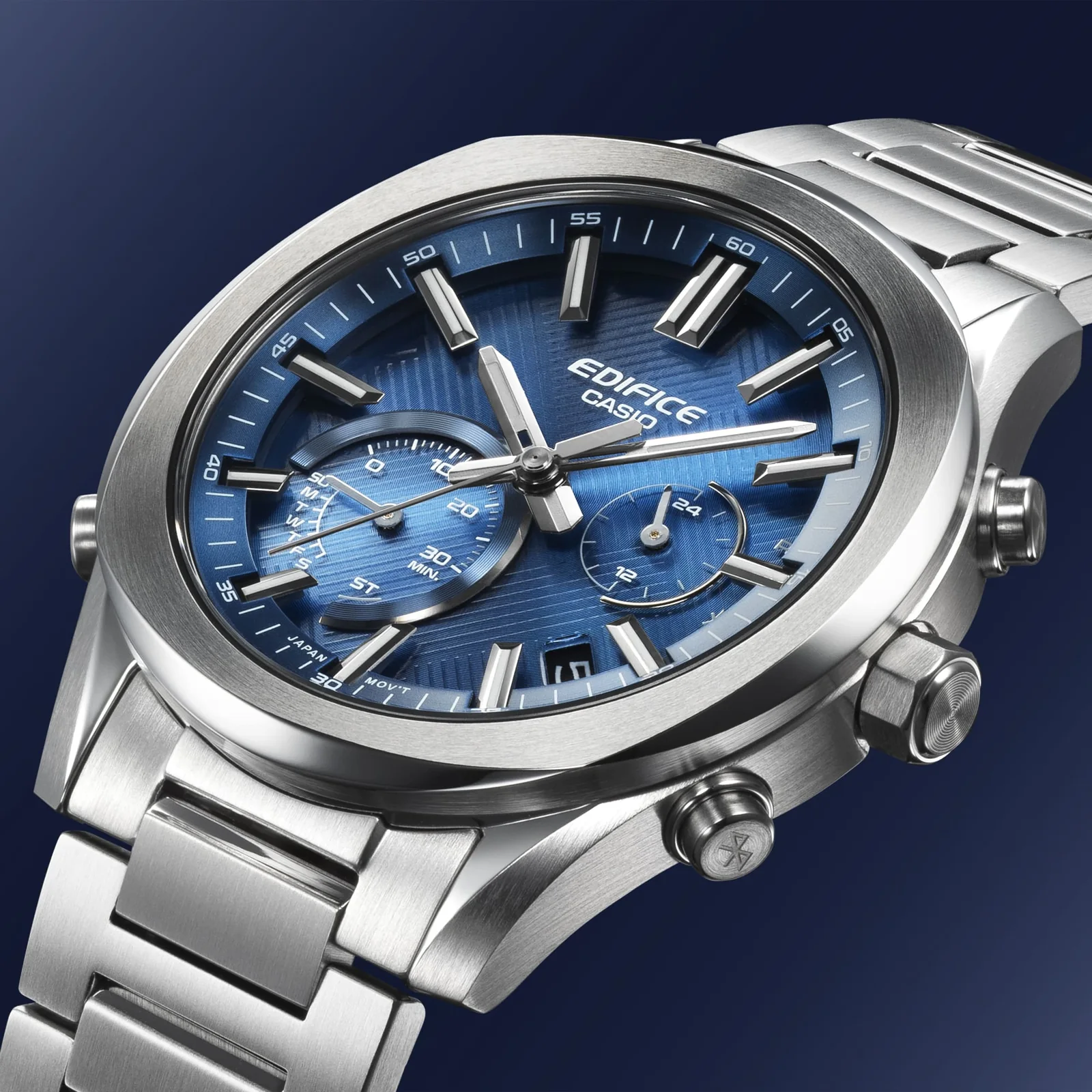 Leicht schräge Ansicht des silbernen Edelstahlgehäuses der analogen Armbanduhr EQB-1300D-2AEF von EDIFICE mit blauem, leicht schimmerndem Zifferblatt