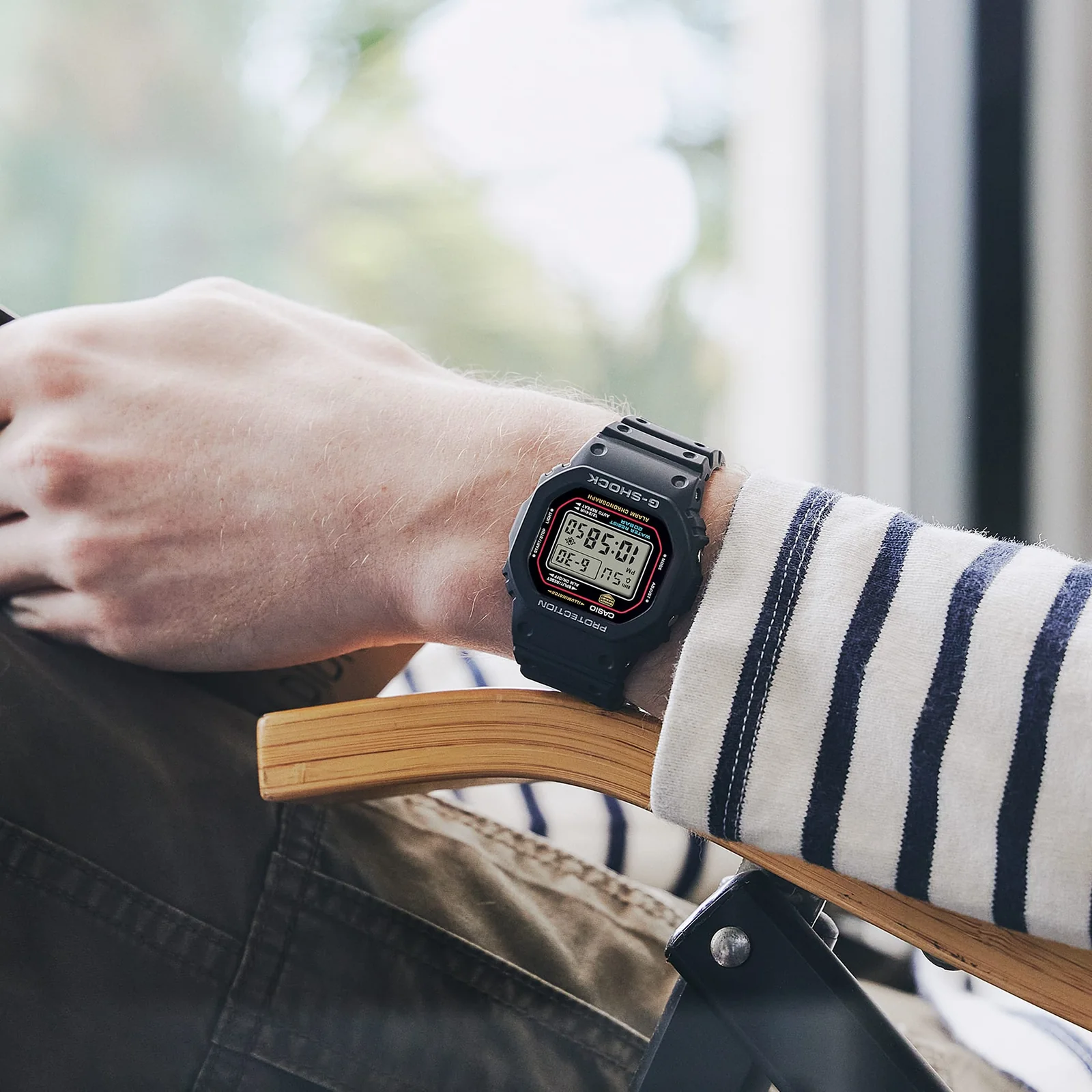 Nahaufnahme der G-SHOCK Armbanduhr DW-5600RL-1 am Handgelenk einer Person.