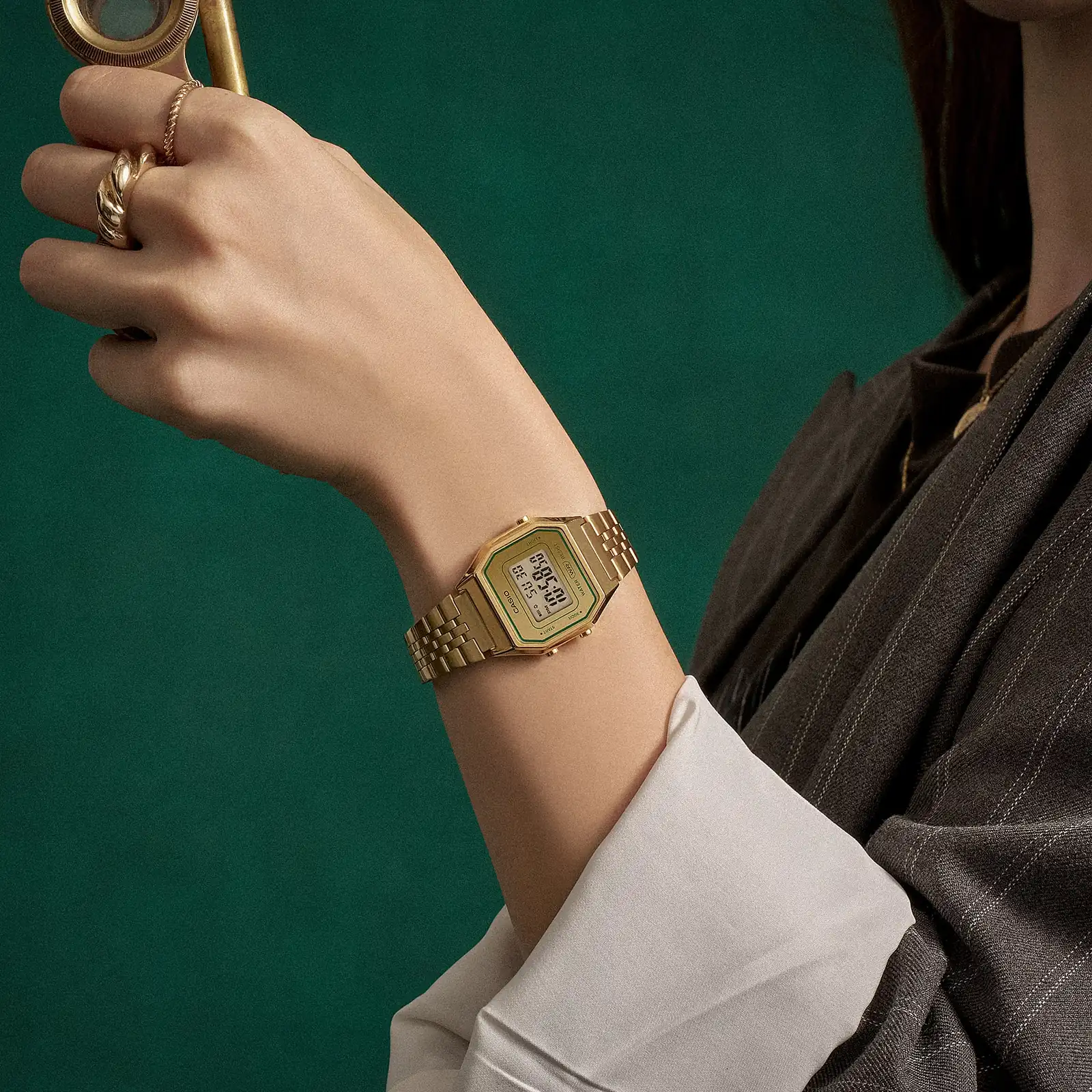 Nahaufnahme der CASIO VINTAGE COLLECTION Armbanduhr LA680WEGV-9A am Handgelenk einer Person.