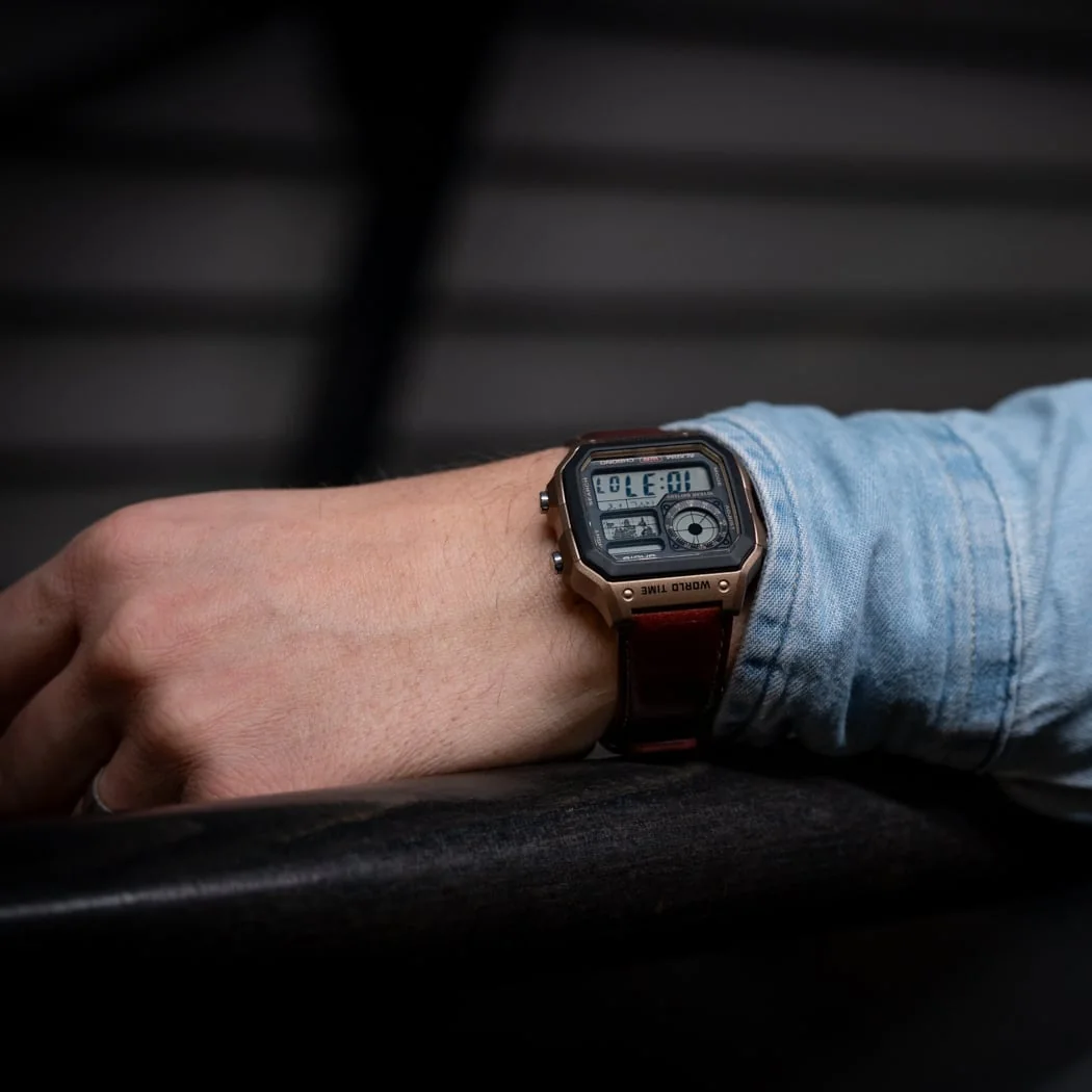Nahaufnahme der CASIO TIMELESS COLLECTION Armbanduhr AE-1200WHL-5AV am Handgelenk einer Person.