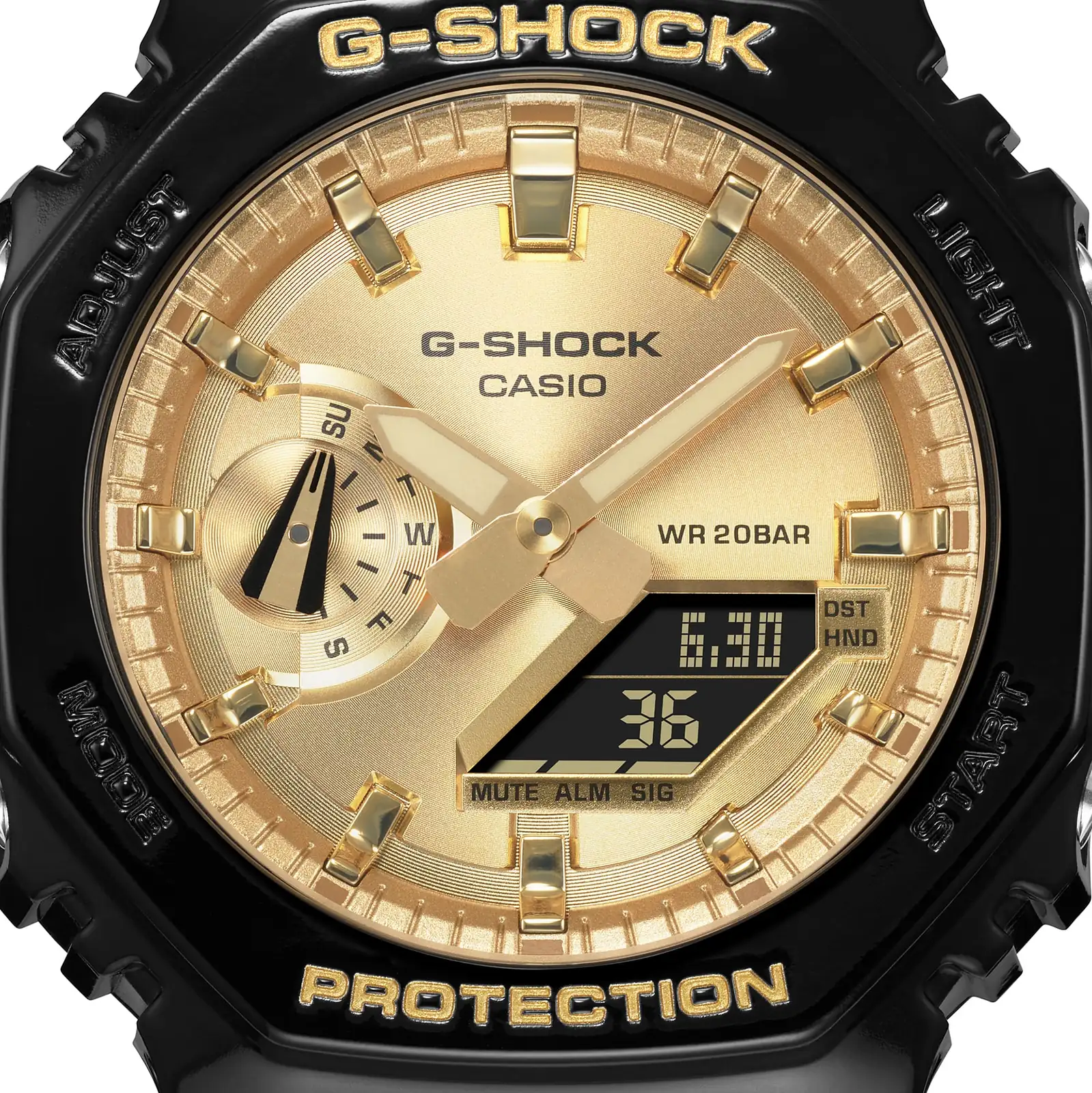 Nahaufnahme des goldenen, digital-analogen Zifferblatts der G-SHOCK Armbanduhr GA-2100GB-1A mit Zeigern und Indices in Gold, sowie der Lünette in glänzendem Schwarz mit goldenem G-SHOCK Logo.
