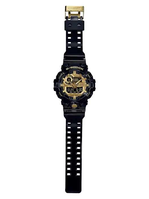 Komplettansicht der flach liegenden G-SHOCK Armbanduhr GA-710GB-1A mit durchgängig doppelt gelochtem Armband.