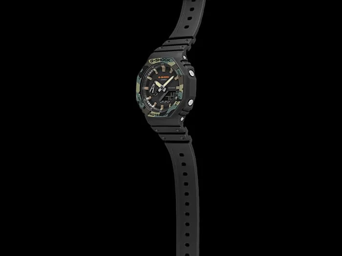 Die seitliche Ansicht der G-SHOCK Armbanduhr GA-2100SU-1A zeigt die silbernen Bedienknöpfe rechts außen am Gehäuse.