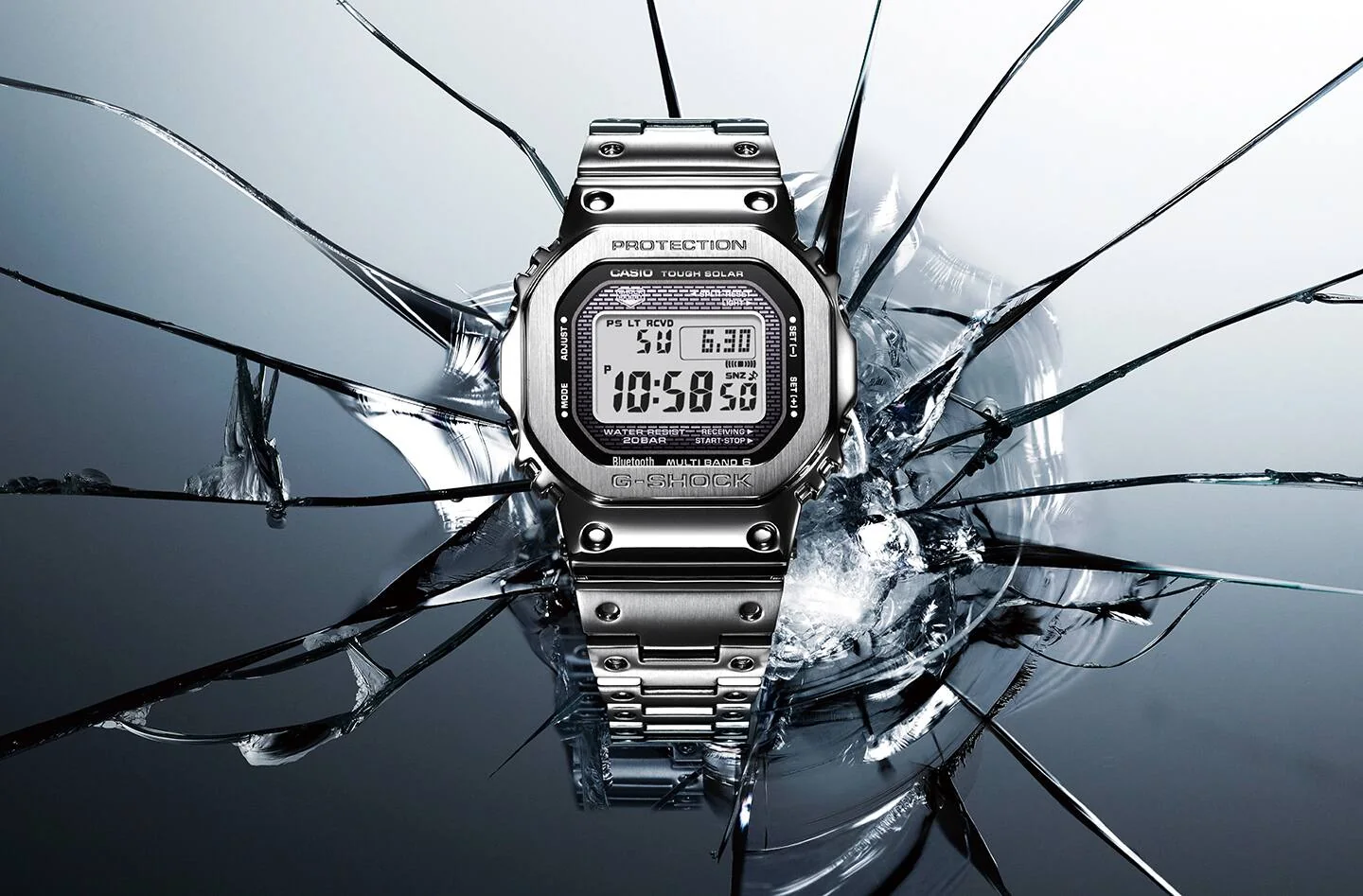 Gehäuse und Armband der G-SHOCK Armbanduhr GMW-B5000D-1 direkt von vorn vor einer zersplitterten Glasscheibe.