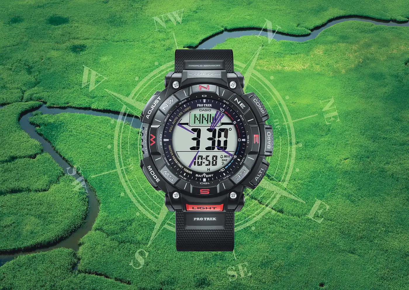 Die PRO TREK Armbanduhr PRG-340-1 direkt von vorn mit aktivierter, digitaler Kompass-Anzeige vor einer Luftaufnahme einer grünen, unbesiedelten Landschaft mit Fluss.