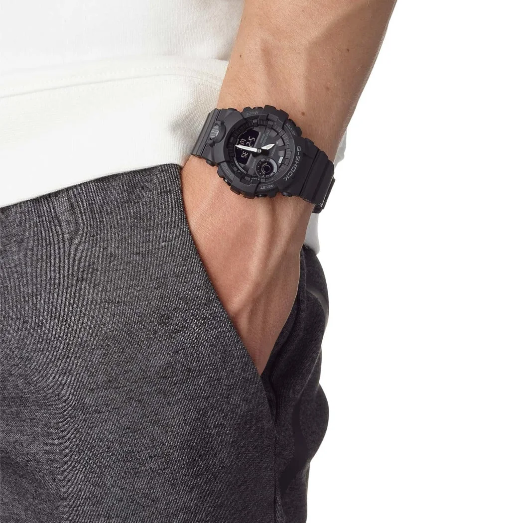 Nahaufnahme der G-SHOCK Armbanduhr GBA-800-1A am Handgelenk einer Person.