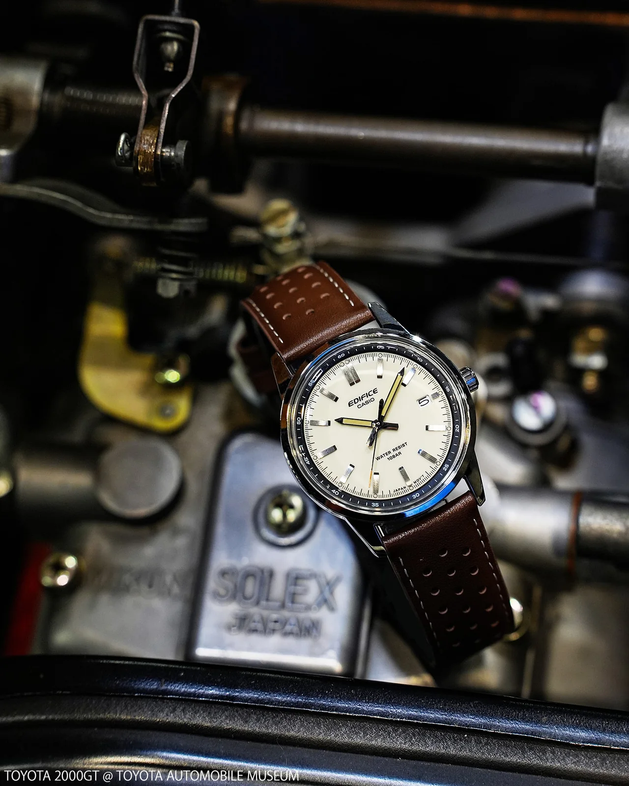 Auf der 3-Uhr-Position der Armbanduhr EFR-109L-7A von EDIFICE ist eine Datumsanzeige