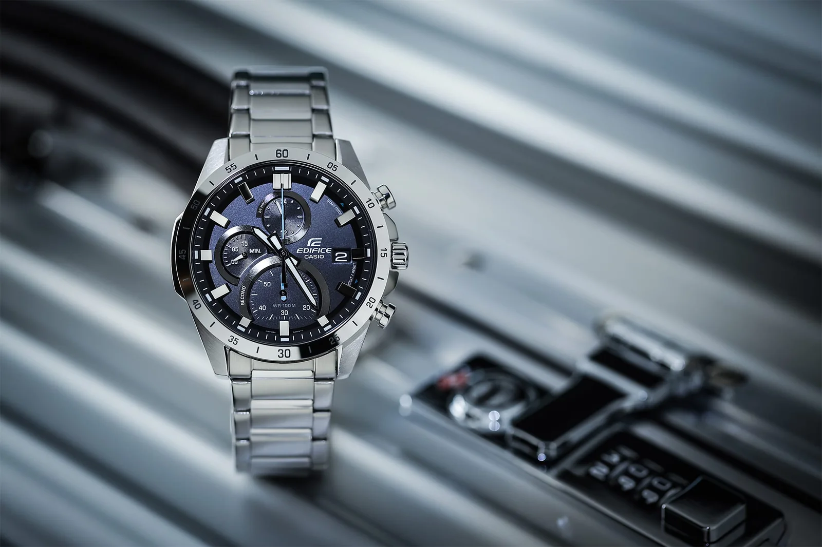 Gehäuse und Armband der EDIFICE Armbanduhr EFR-571D-1AVU direkt von vorn.