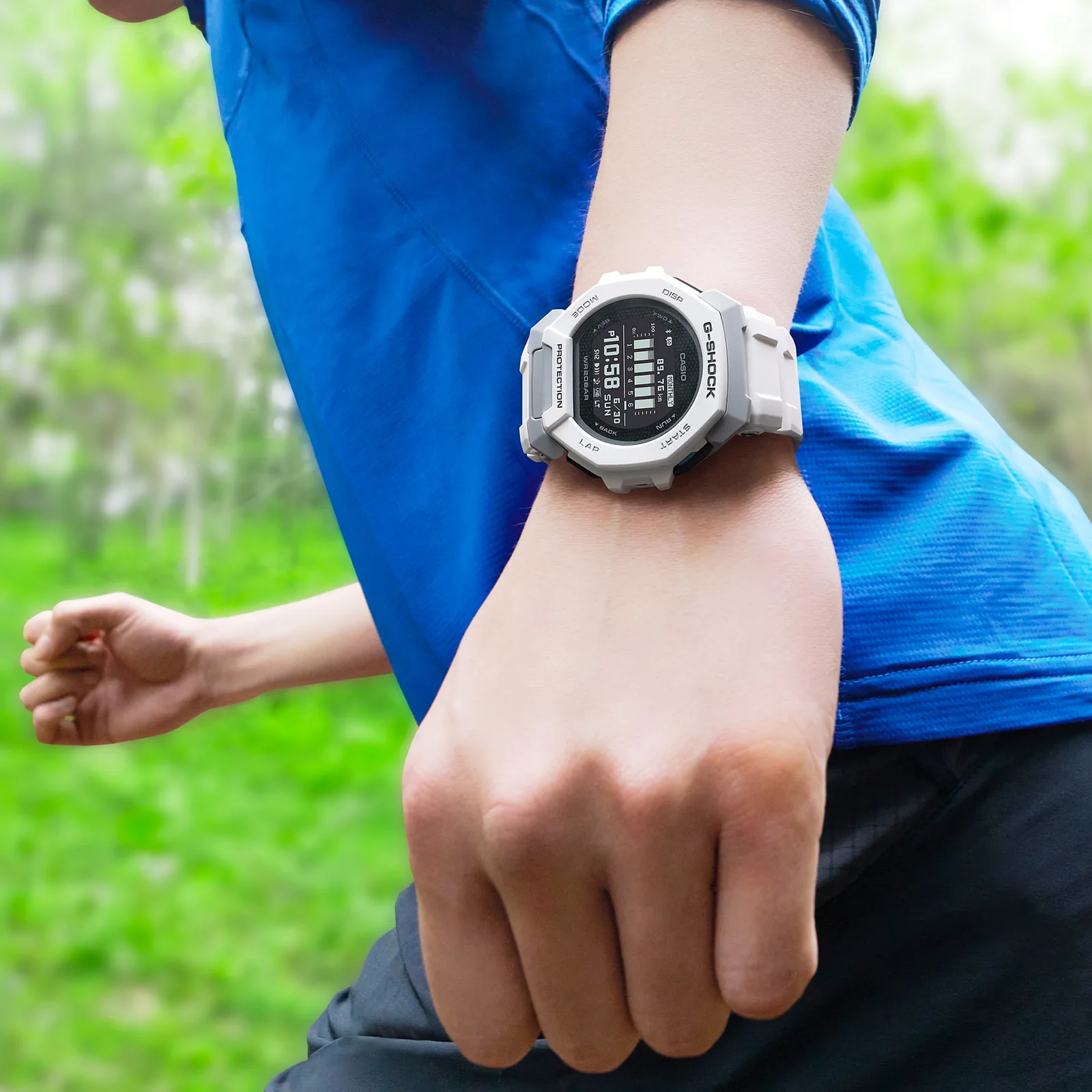 Die G-SHOCK Armbanduhr GBD-300-7 am Handgelenk einer Person während einer Freizeitaktivität.