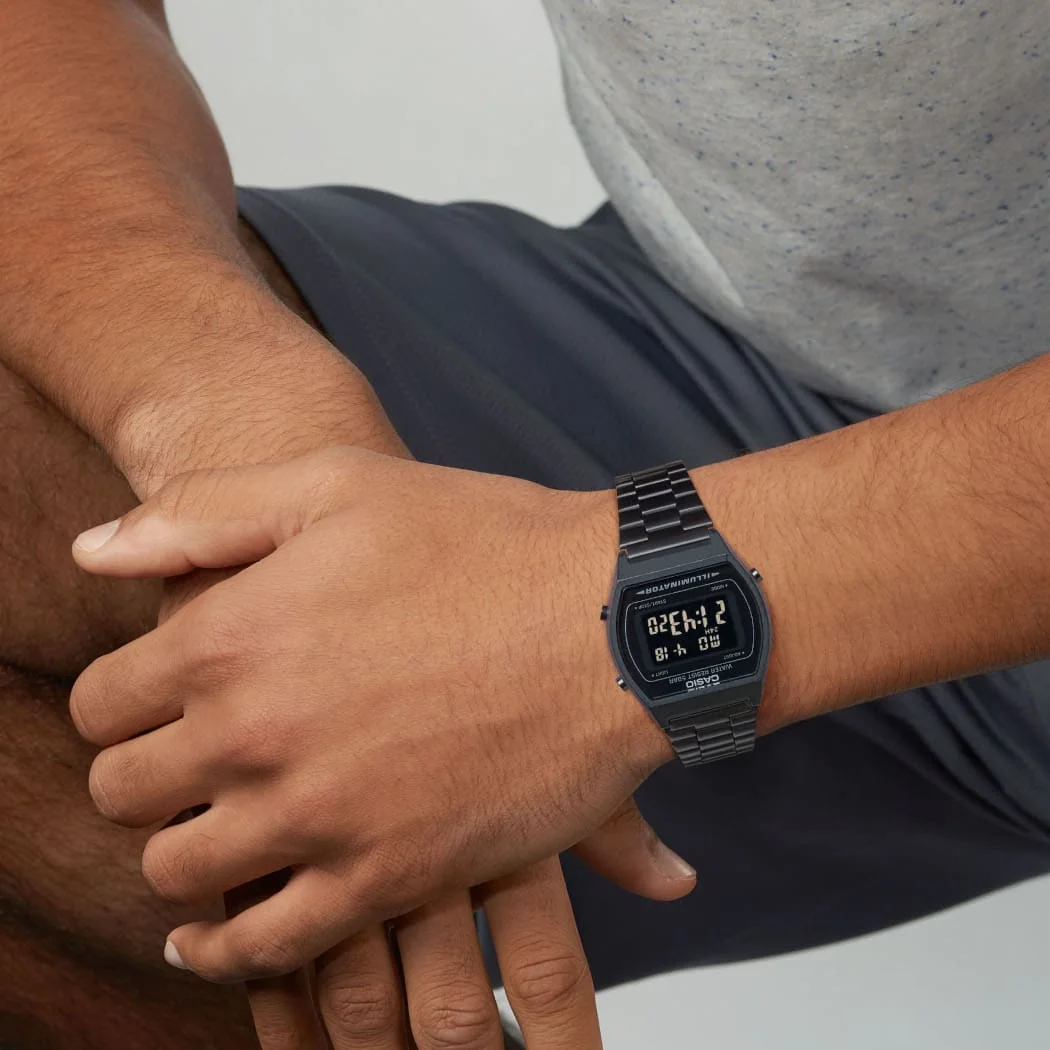 Close-Up der digitalen Armbanduhr B640WB-1B von CASIO am Handgelenk eines Mannes