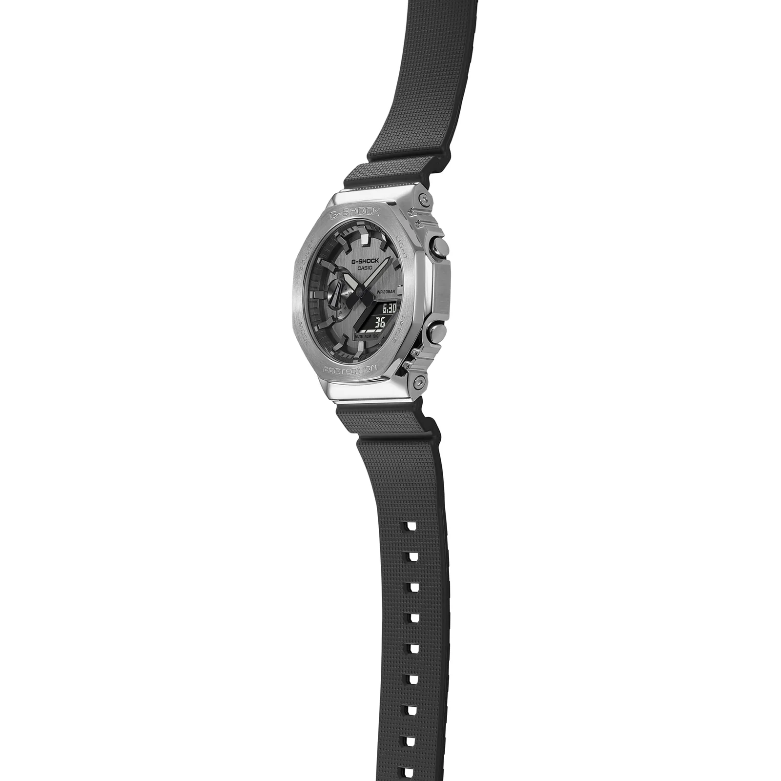 Die seitliche Ansicht der G-SHOCK Armbanduhr GM-2100-1A zeigt die silberfarbenen Bedientasten außen am silbernen Gehäuse.