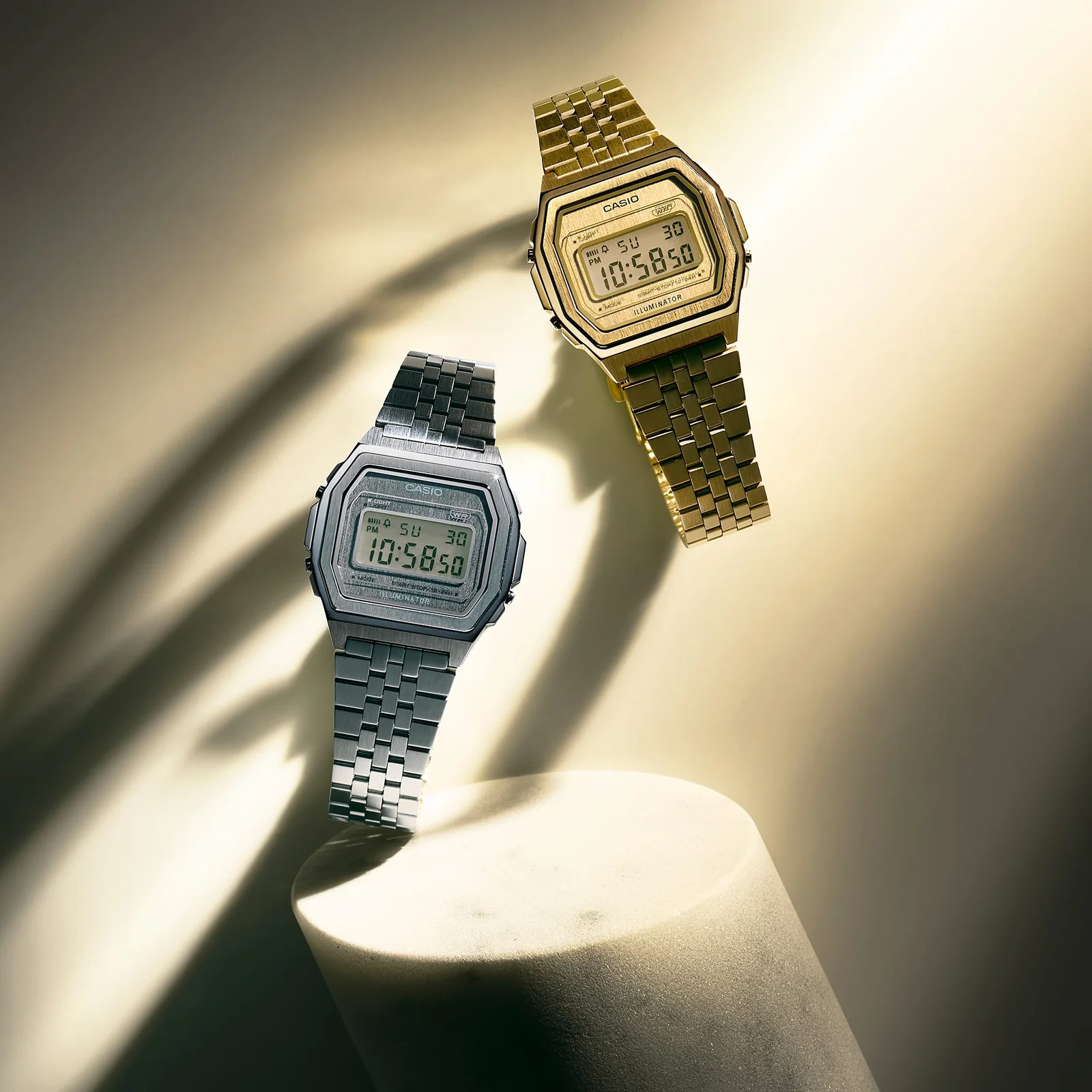 Die goldene A1000G-9EF und die silberne A1000A-7EF nebeneinander