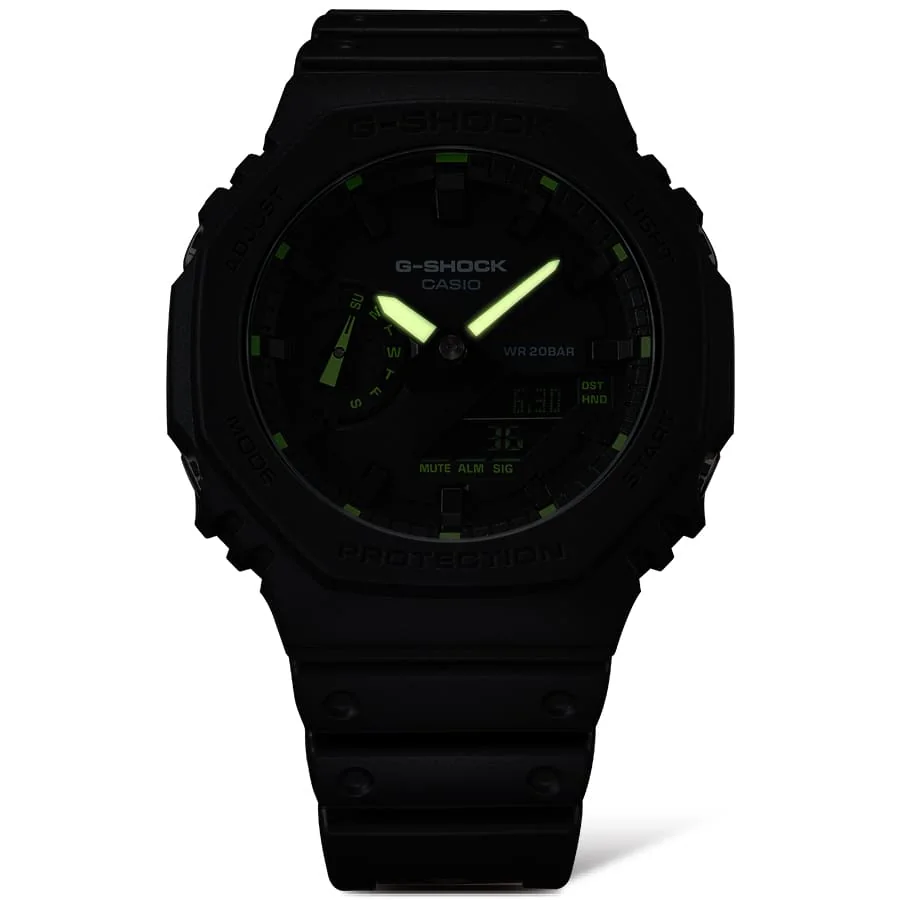 Das tiefschwarze Gehäuse und Armband der G-SHOCK Armbanduhr GA-2100-1A3 direkt von vorn mit leuchtenden, phosphoreszierenden Zeigern.