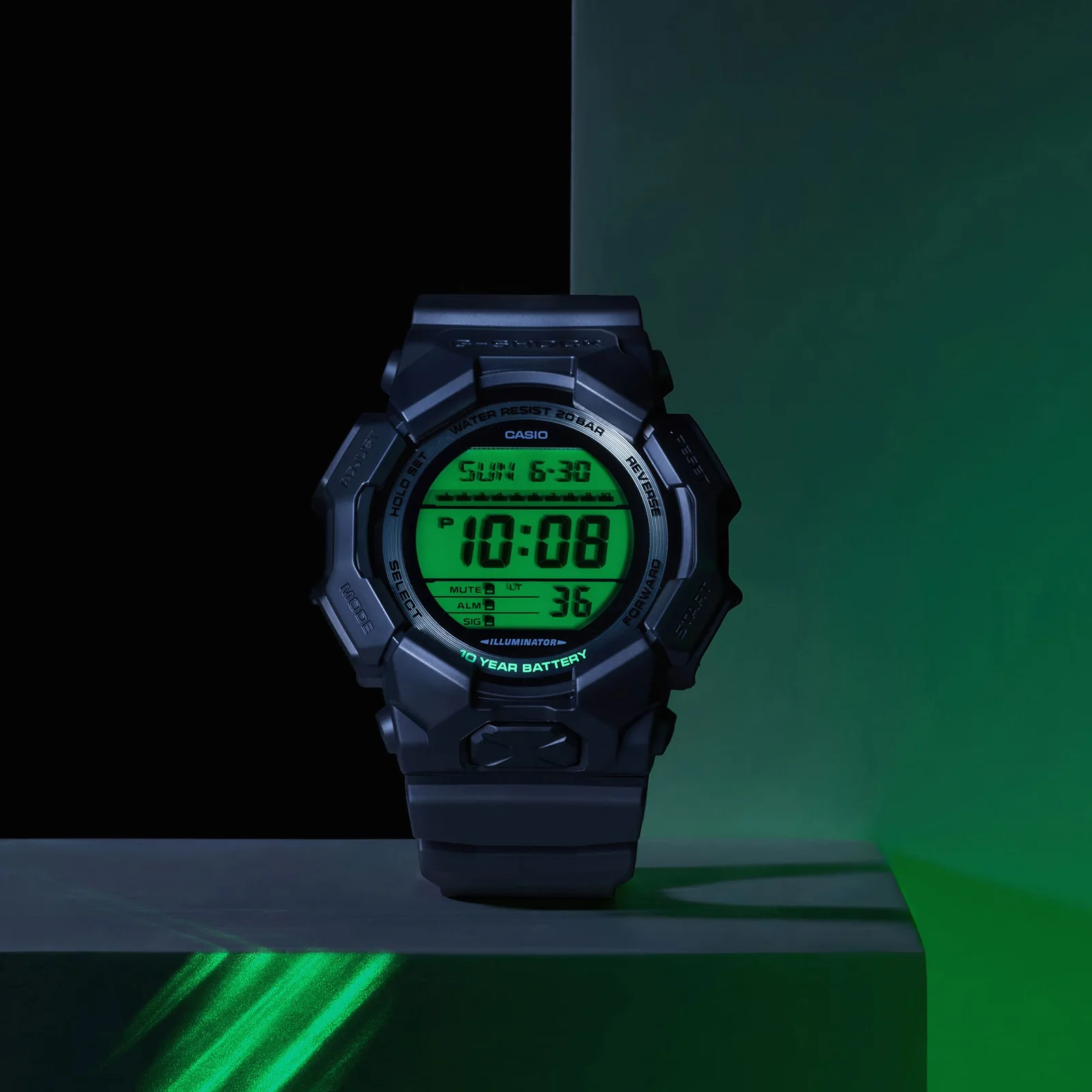 Das grüne Display der Armbanduhr GD-010BEG-1ER leuchtet im Dunkeln bei eingeschalteter Beleuchtung