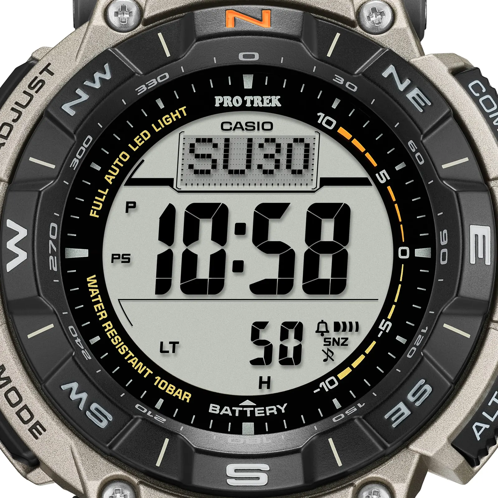 Nahaufnahme des digitalen Zifferblatts der PRO TREK Armbanduhr PRG-340T-7 umrandet in Schwarz mit Akzenten in Weiß, Gelb und Orange, einer schwarzen Kompasslünette mit acht Angaben in Weiß und Orange sowie einem Gehäuse aus biobasiertem Resin in Silbergrau.