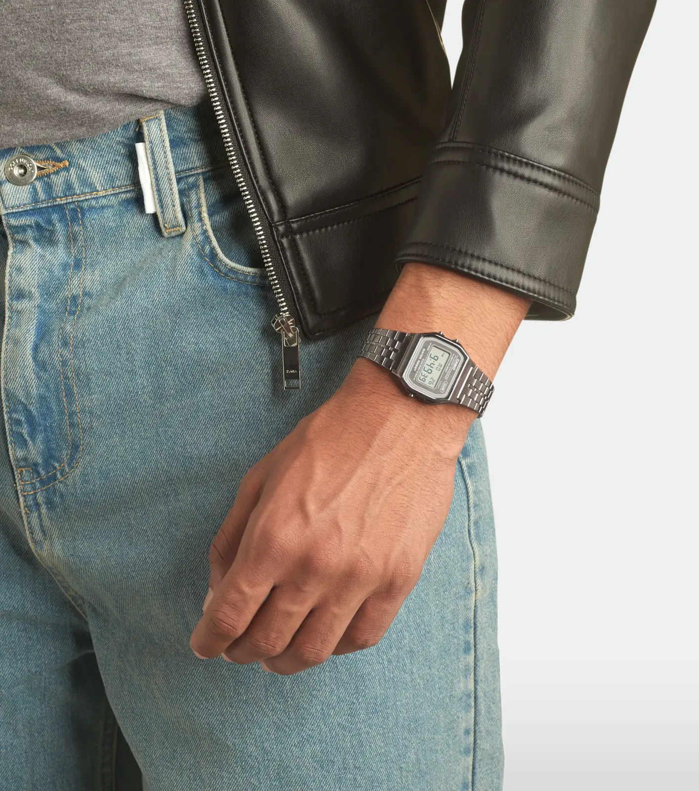 Ein Mann mit einer schwarzen Lederjacke trägt die Digitaluhr A158WETB-1A am Handgelenk
