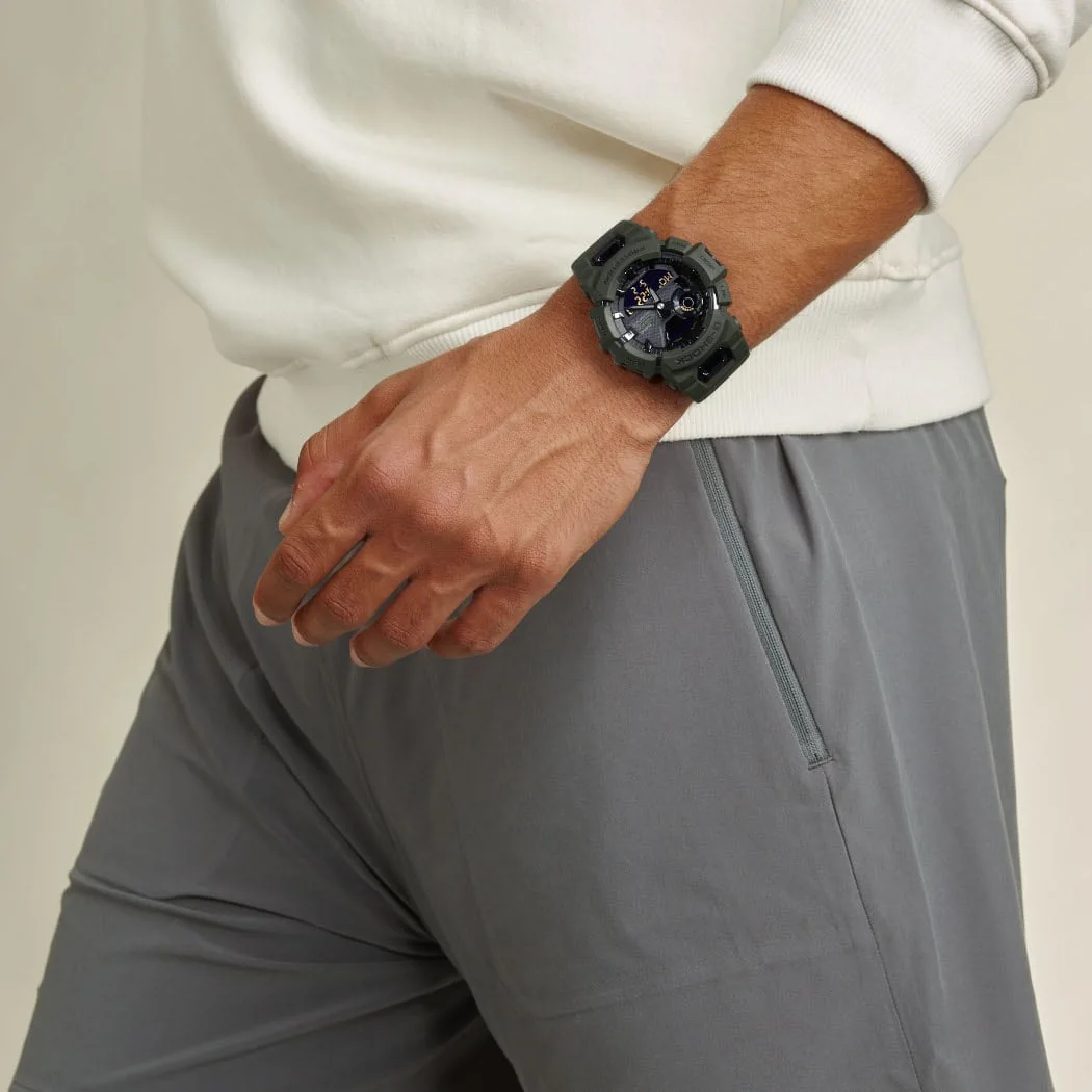 Die G-SHOCK Armbanduhr GBA-900UU-3A am Handgelenk einer Person in einem Innenraum.