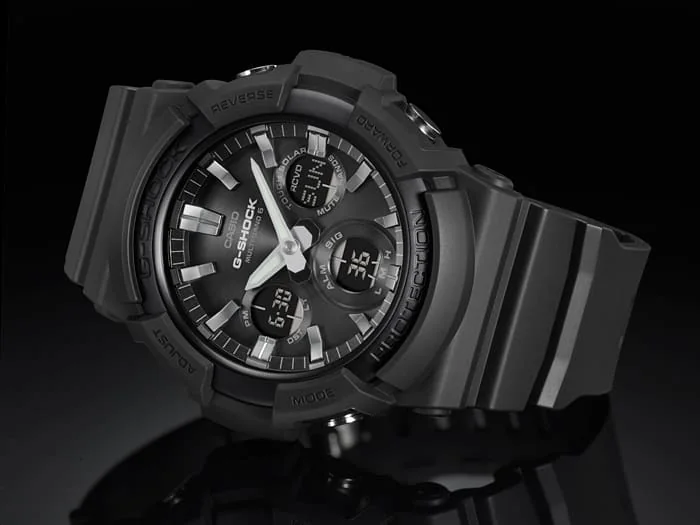 Die seitliche liegende G-SHOCK Armbanduhr GAW-100B-1A.