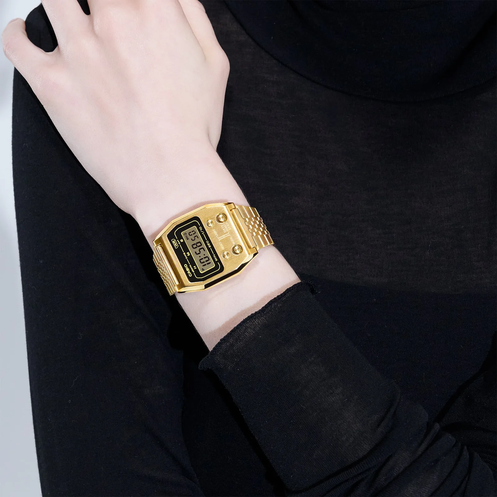 Nahaufnahme der CASIO VINTAGE COLLECTION Armbanduhr A1100G-5 am Handgelenk einer Person.