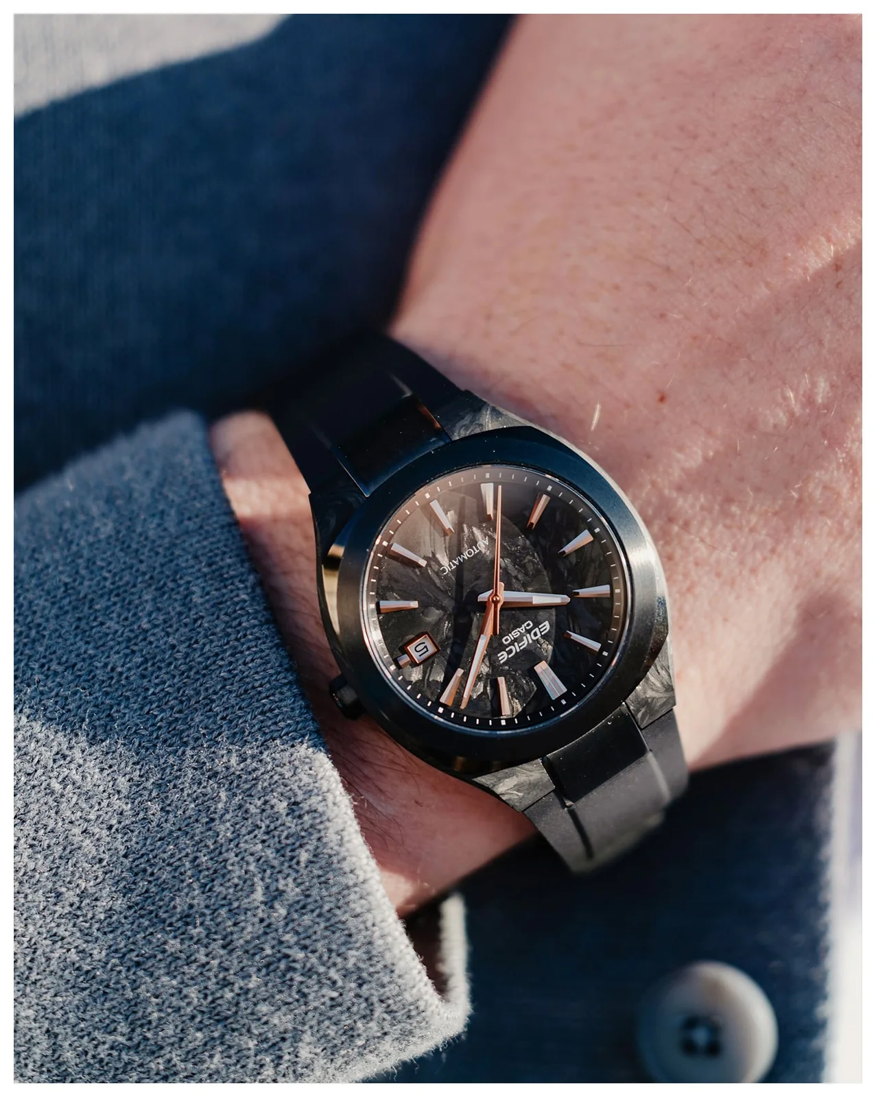 Ein Mann trägt die EDIFICE Automatikuhr EFK-200XPB-1AER am Handgelenk