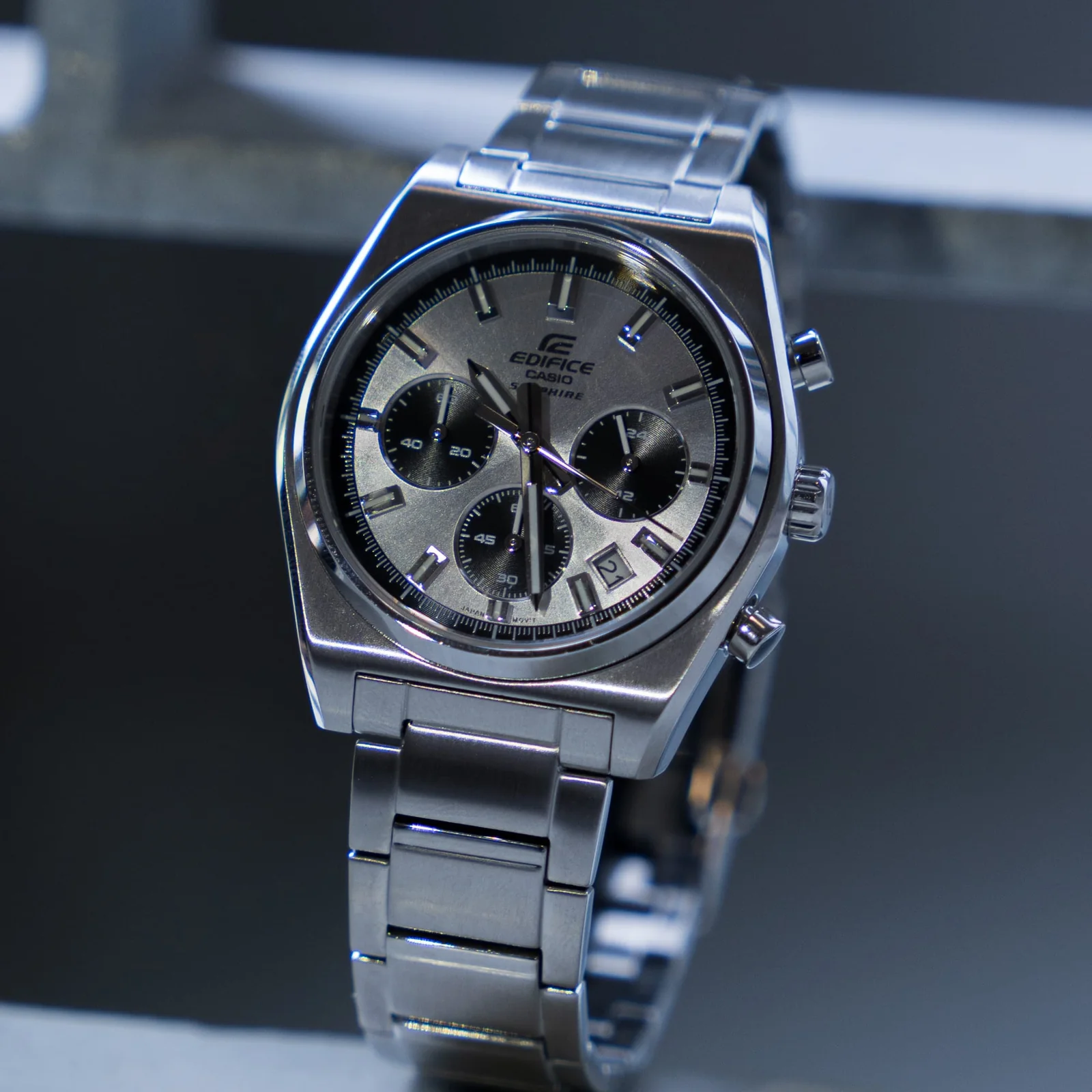 Die EDIFICE Armbanduhr EFB-730D-7AVU mit silberfarbenem, analogem Zifferblatt, schwarzen Hilfszifferblättern, massivem Edelstahlgehäuse und -Armband in Silber.