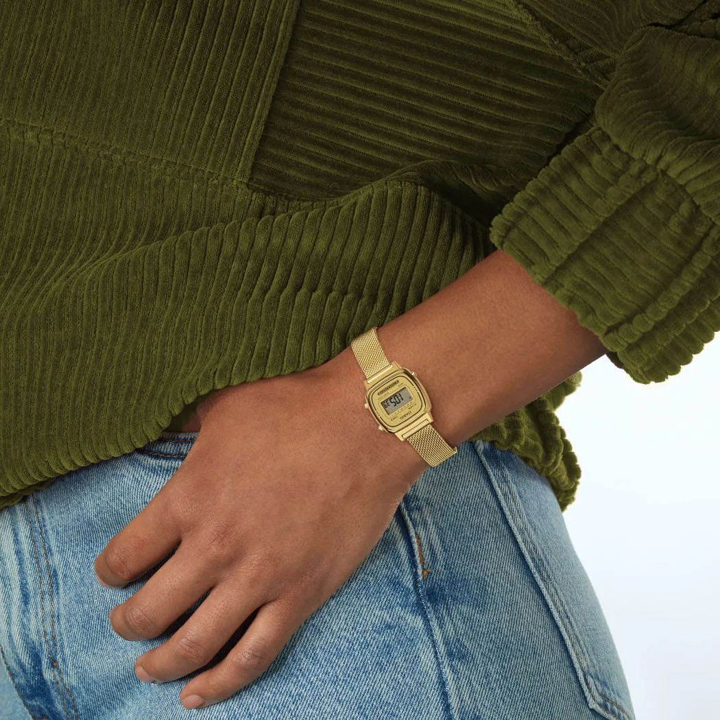 Die CASIO VINTAGE COLLECTION Armbanduhr LA670WEMY-9 am Handgelenk einer Person.