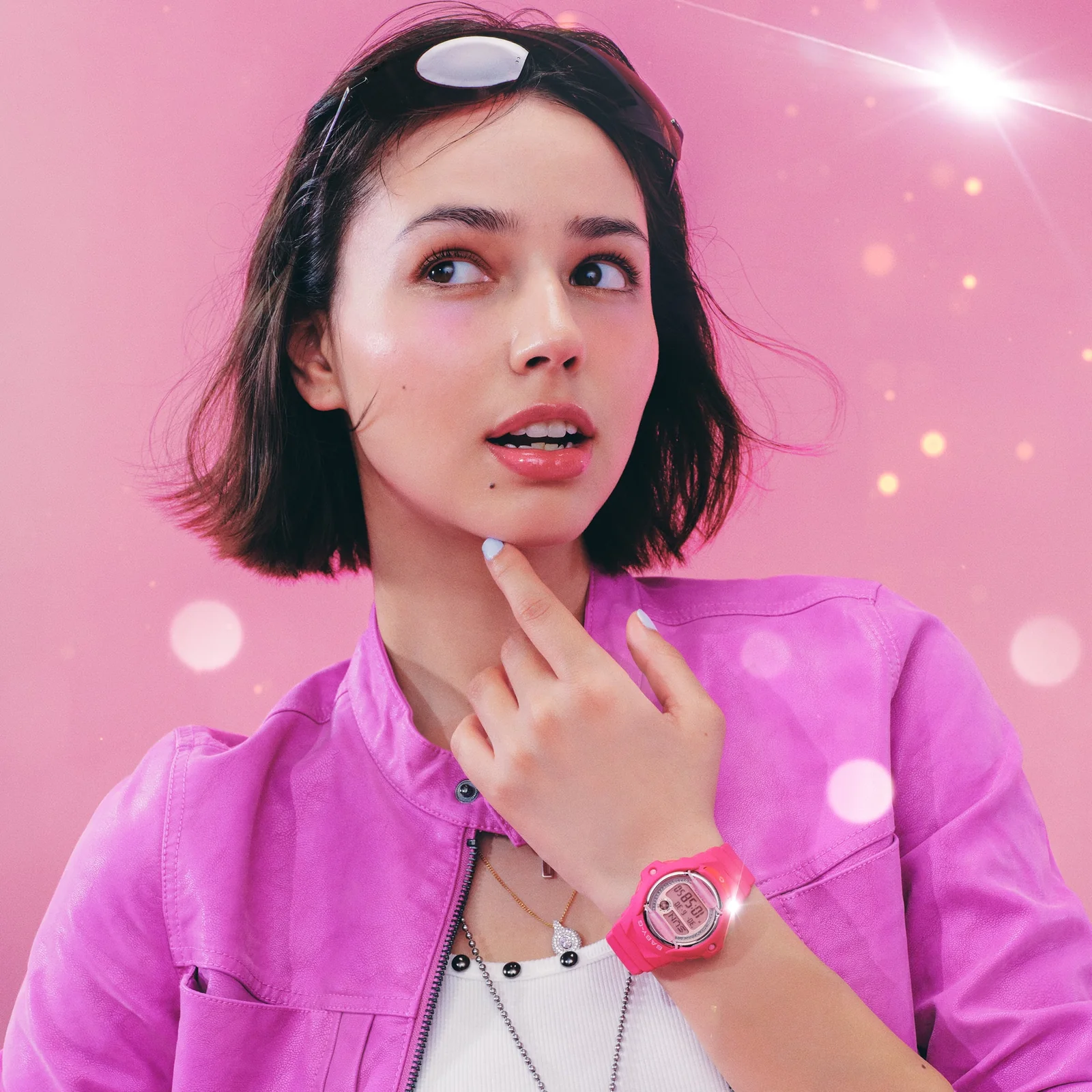 Eine Frau mit einer pinken Lederjacke und einem weißen T-Shirt trägt die pinke Armbanduhr BG-169KB-4B1ER am Handgelenk