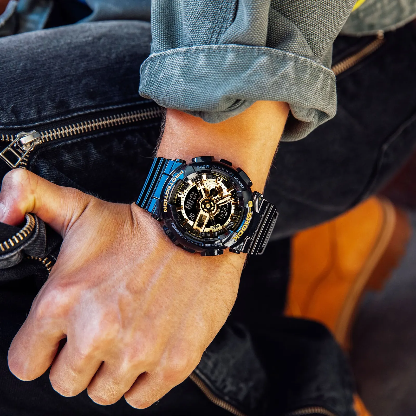 Nahaufnahme der G-SHOCK Armbanduhr GA-110GB-1A am Handgelenk einer Person.