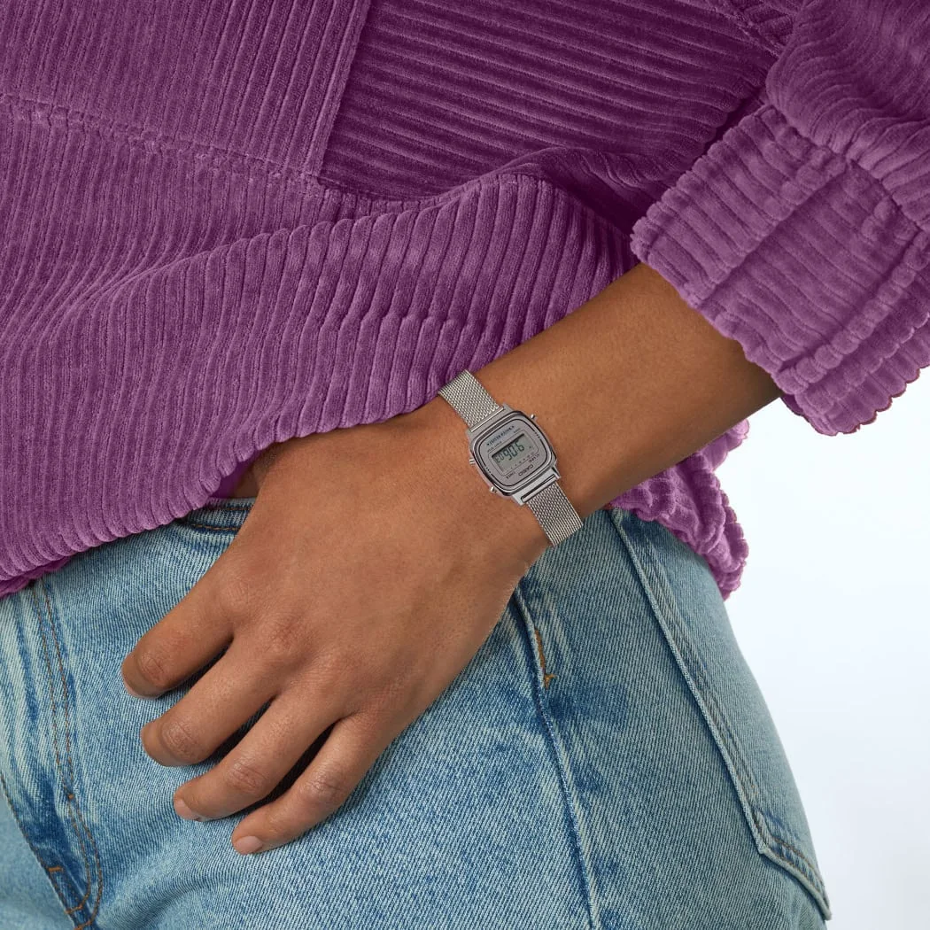 Die CASIO VINTAGE COLLECTION Armbanduhr LA670WEM-7 am Handgelenk einer Person.