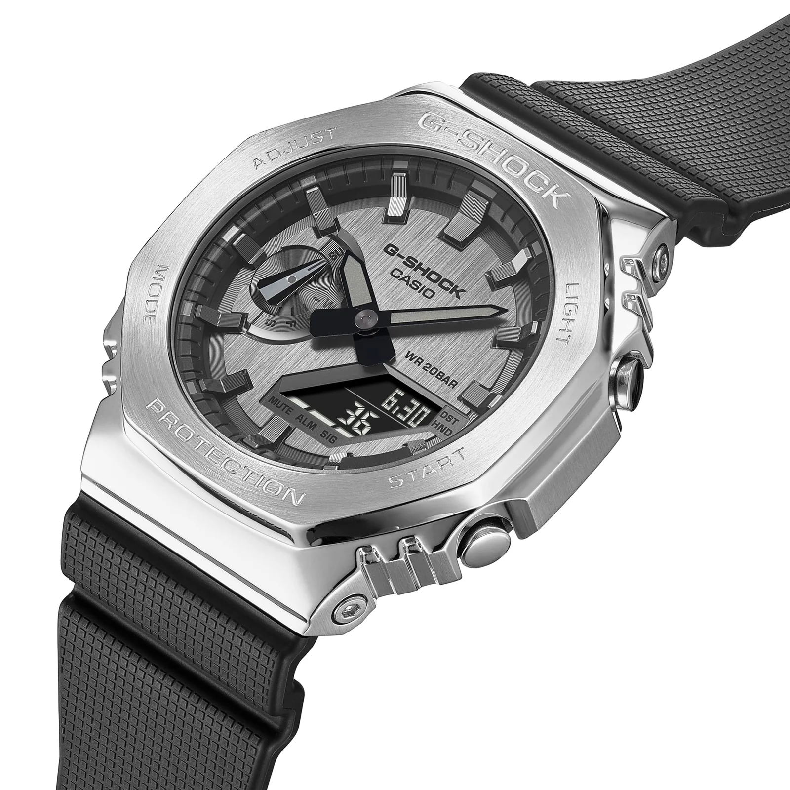 Die seitliche Nahaufnahme der G-SHOCK Armbanduhr GM-2100-1A zeigt die silberfarbenen Bedientasten außen am silbernen Gehäuse.