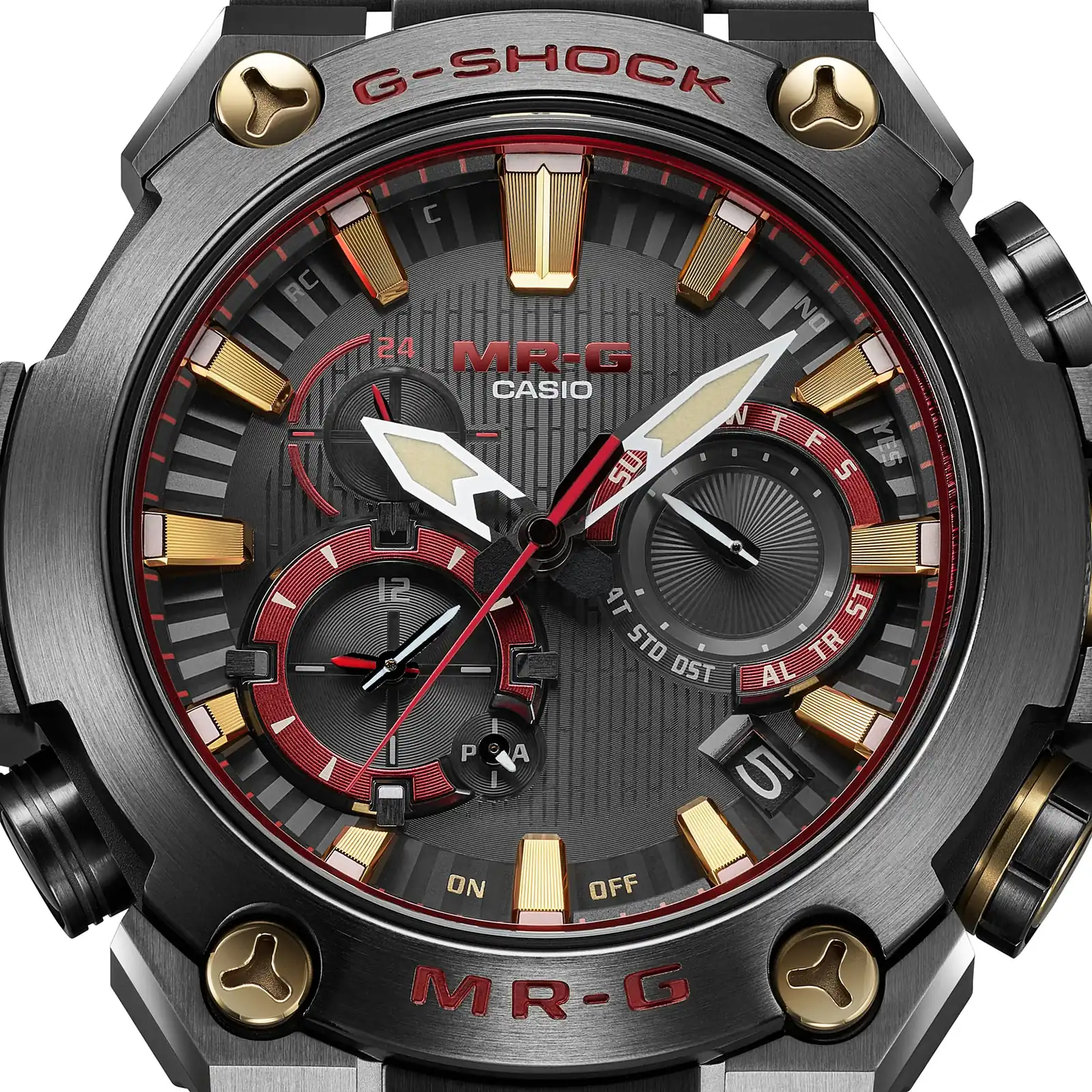 Nahaufnahme des analogen Zifferblatts der G-SHOCK Armbanduhr MRG-B2000B-1A4 in Schwarz mit goldenen, roten und weißen Akzenten und einer schwarzen Lünette mit goldfarbenen Schraubenköpfen.