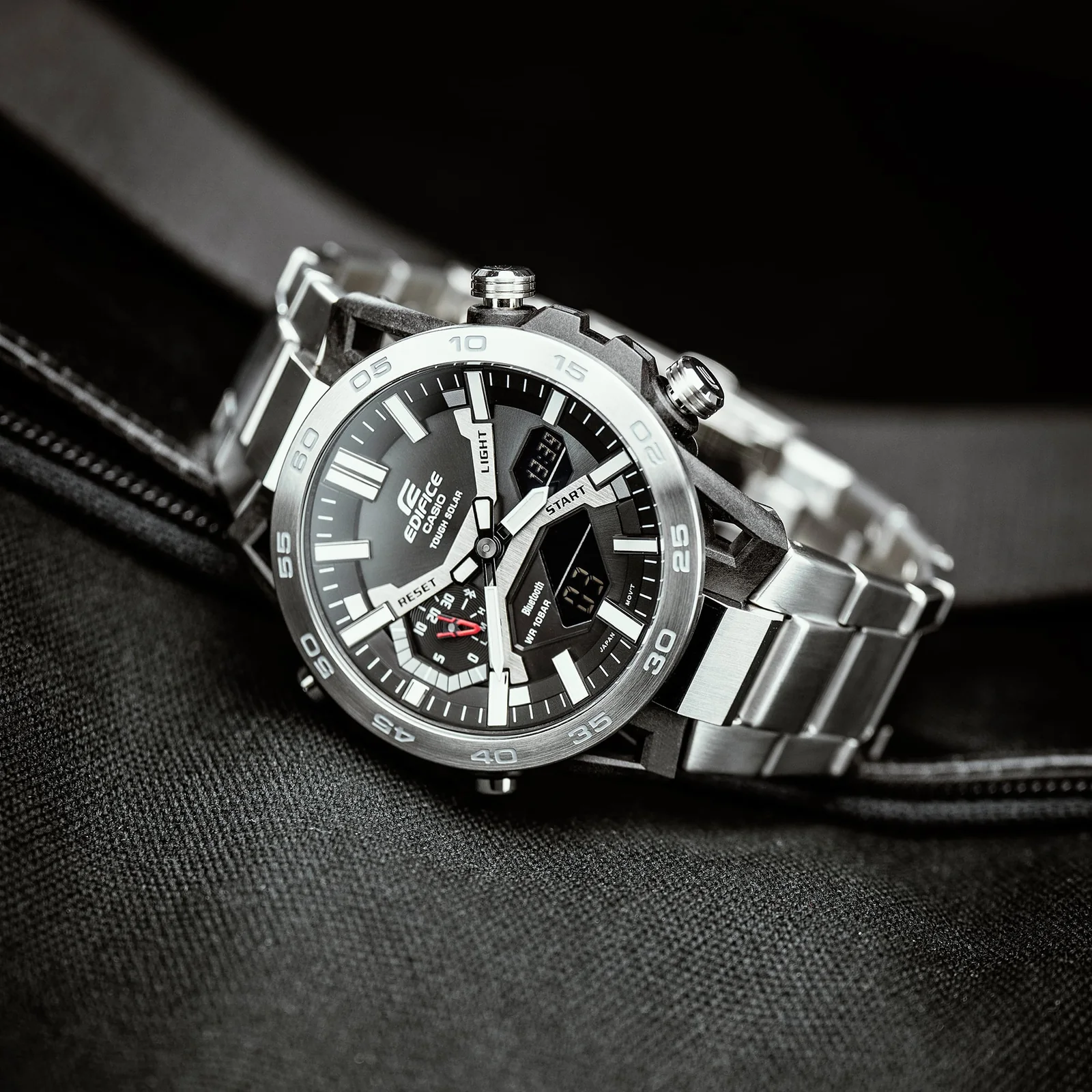 Nahaufnahme der EDIFICE Armbanduhr ECB-2000D-1A auf der Seite liegend.