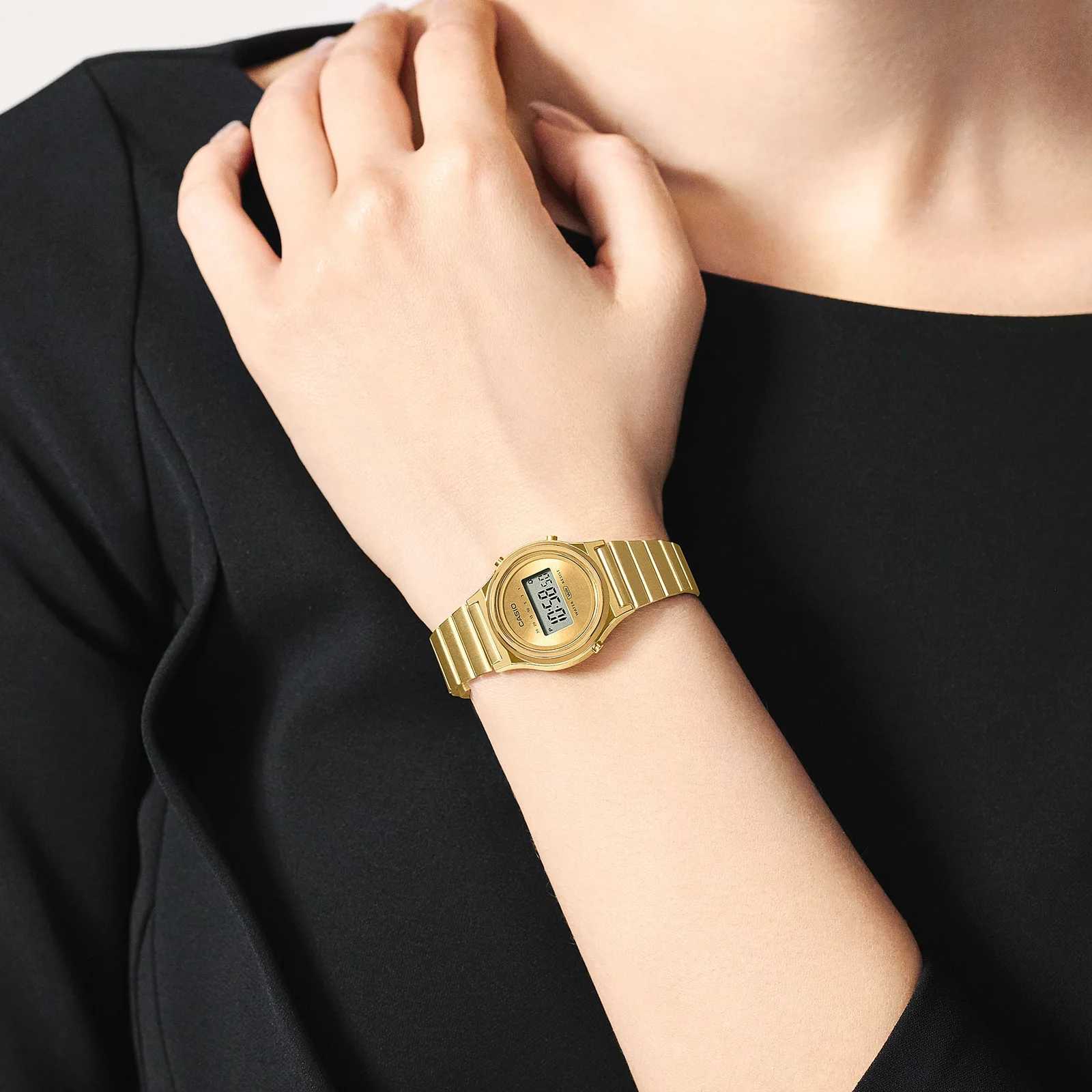 Die CASIO VINTAGE COLLECTION Armbanduhr LA700WEG-9A am Handgelenk einer Person.