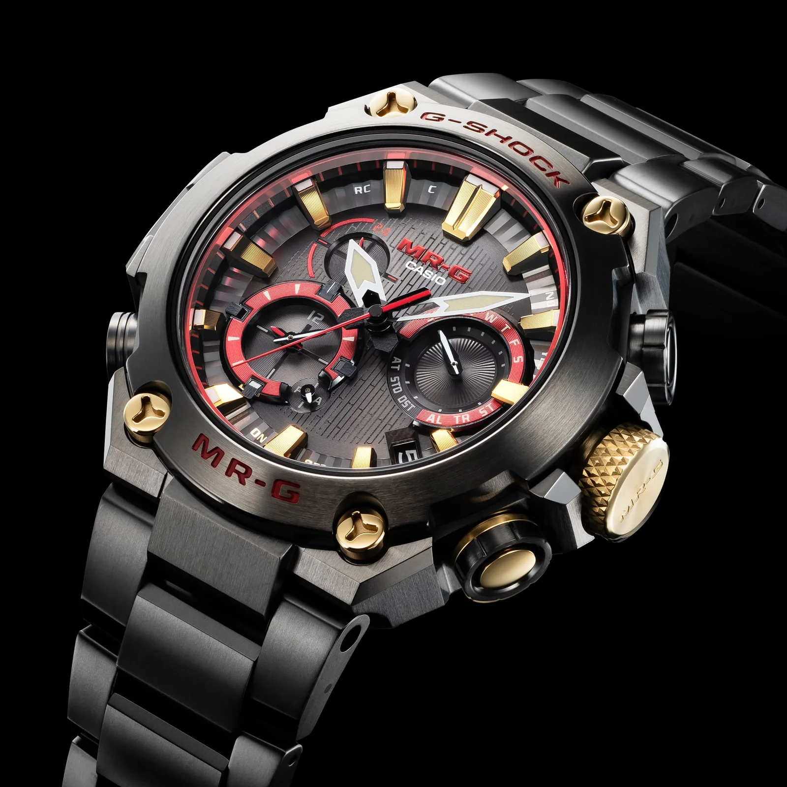 Die seitliche Nahaufnahme der G-SHOCK Armbanduhr MRG-B2000B-1A4 zeigt die goldfarbenen Schraubenköpfe an der Lünette und die Bedientasten rechts außen am Gehäuse.