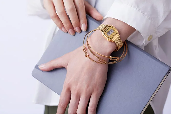 Die CASIO VINTAGE COLLECTION Armbanduhr LA670WEMY-9 am Handgelenk einer Person.