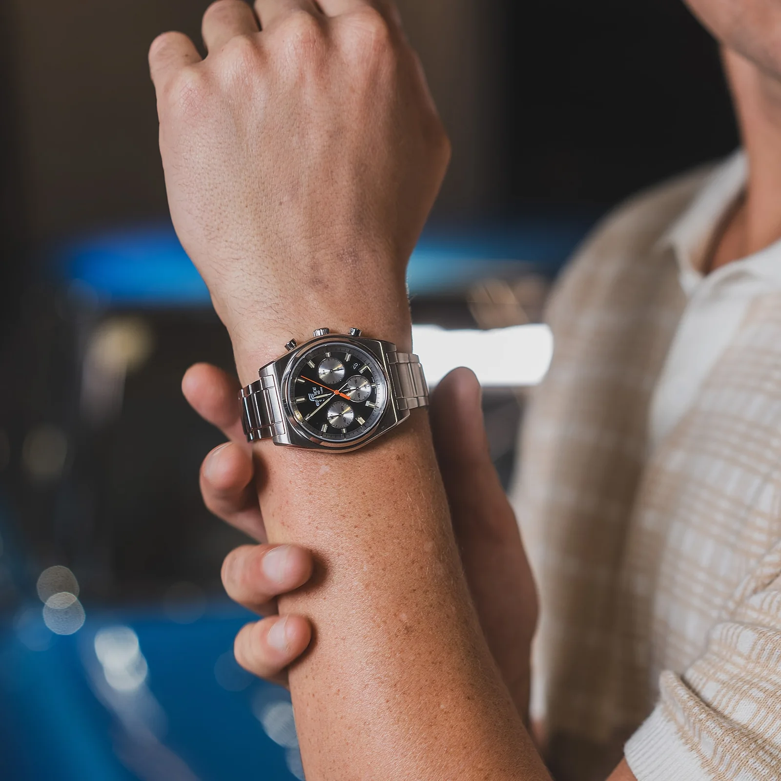 Nahaufnahme der EDIFICE Armbanduhr EFB-730D-1AVU am Handgelenk einer Person.