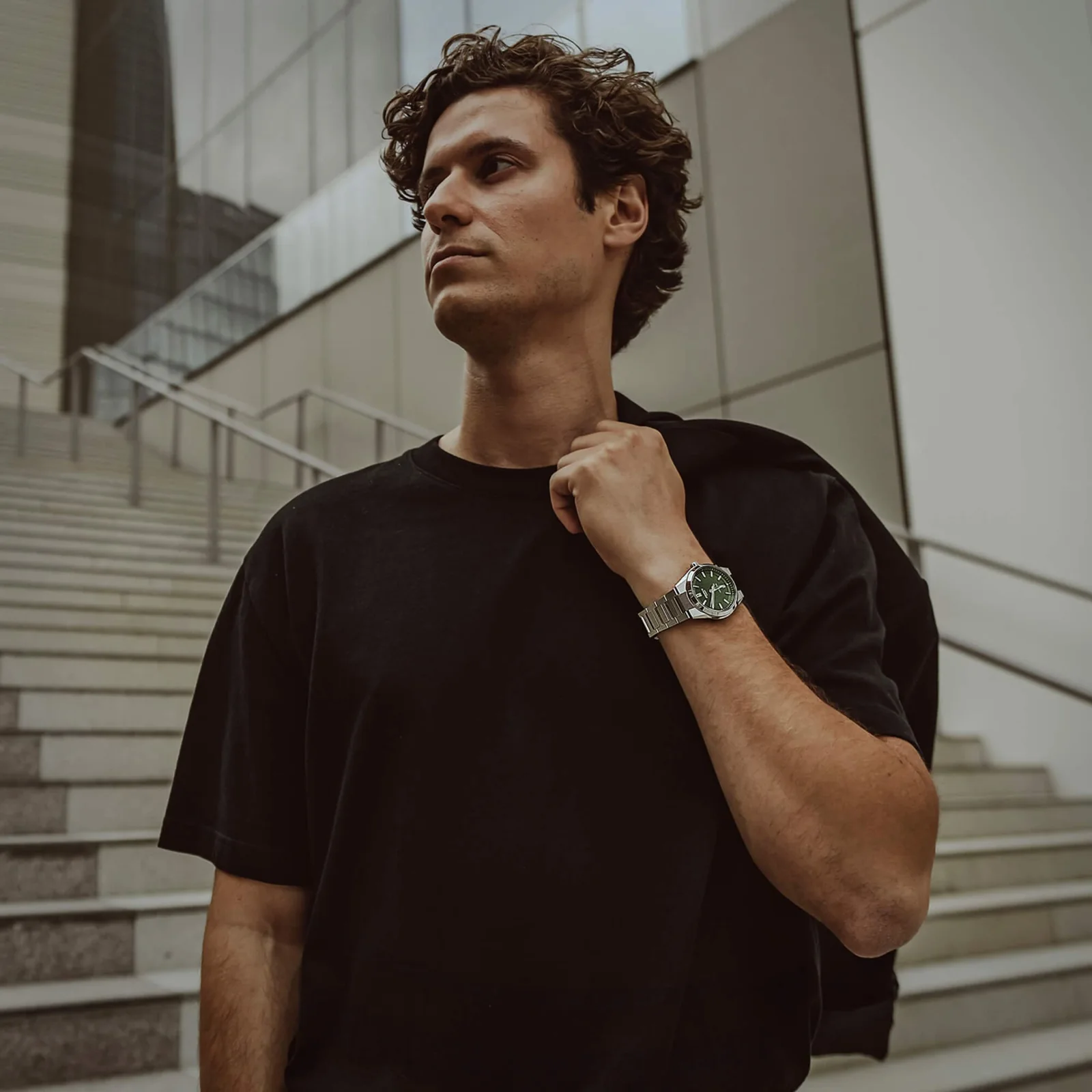Ein Mann trägt die EFK-100D-3AER und ein schwarzes T-Shirt