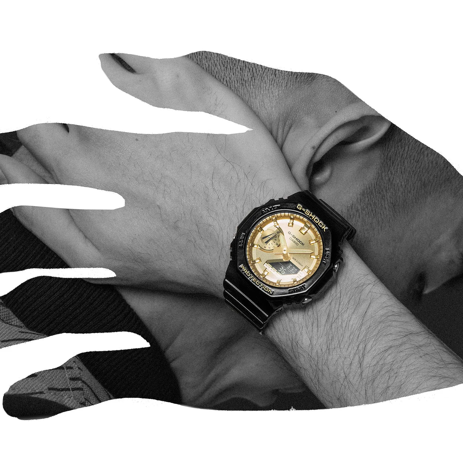 Nahaufnahme der G-SHOCK Armbanduhr GA-2100GB-1A am Handgelenk einer Person.